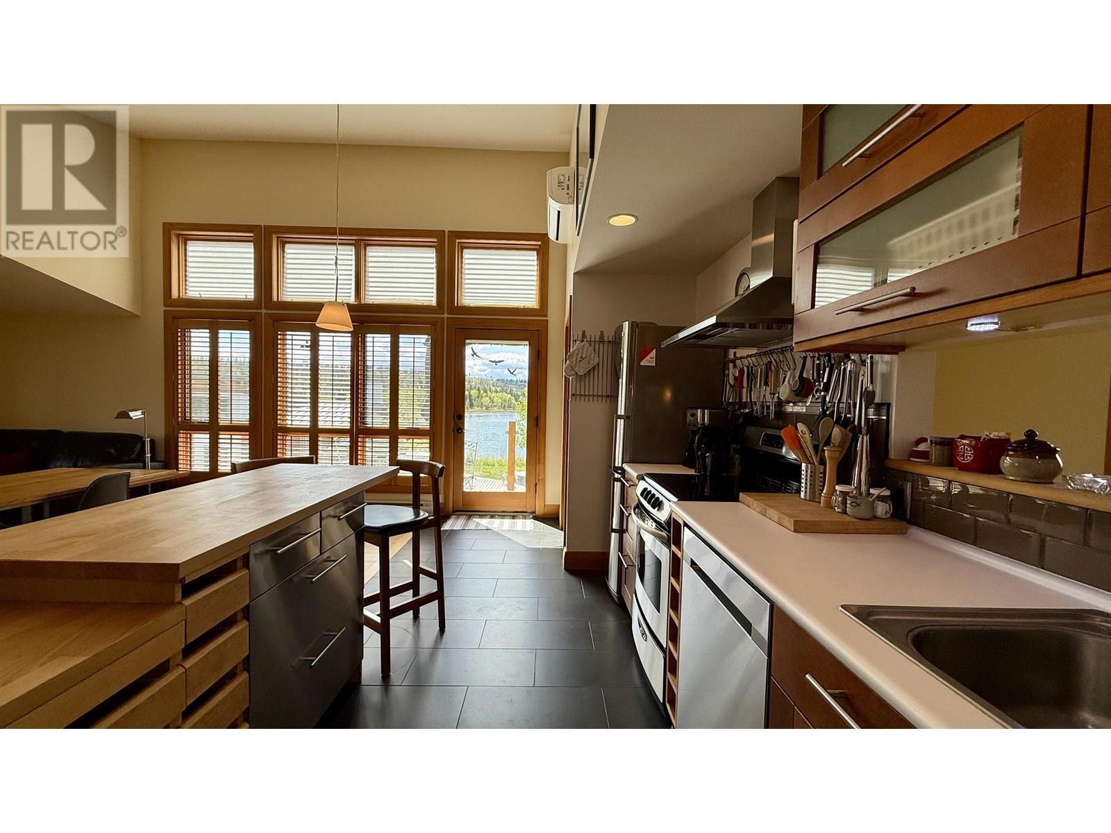5460 Carlson Road, 100 Mile House, BC - Indoor Photo Showing Kitchen