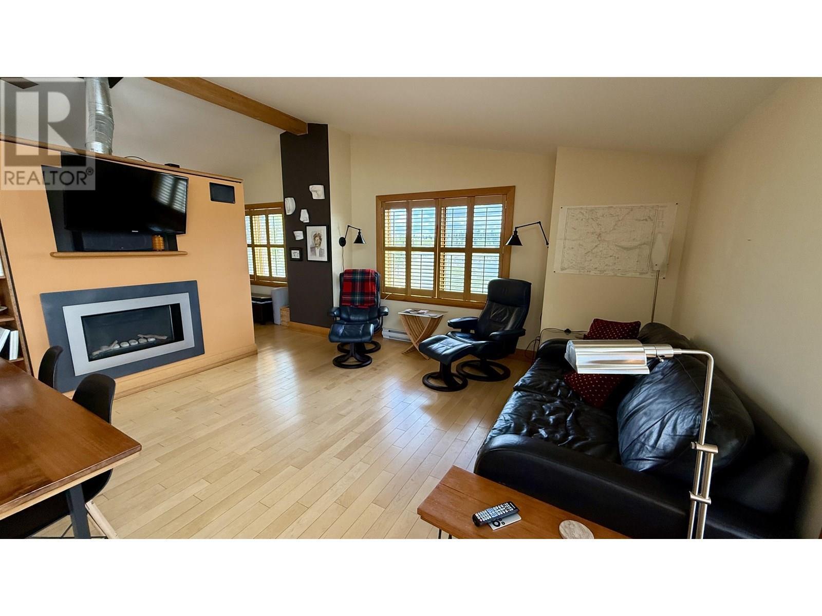 5460 Carlson Road, 100 Mile House, BC - Indoor Photo Showing Living Room With Fireplace