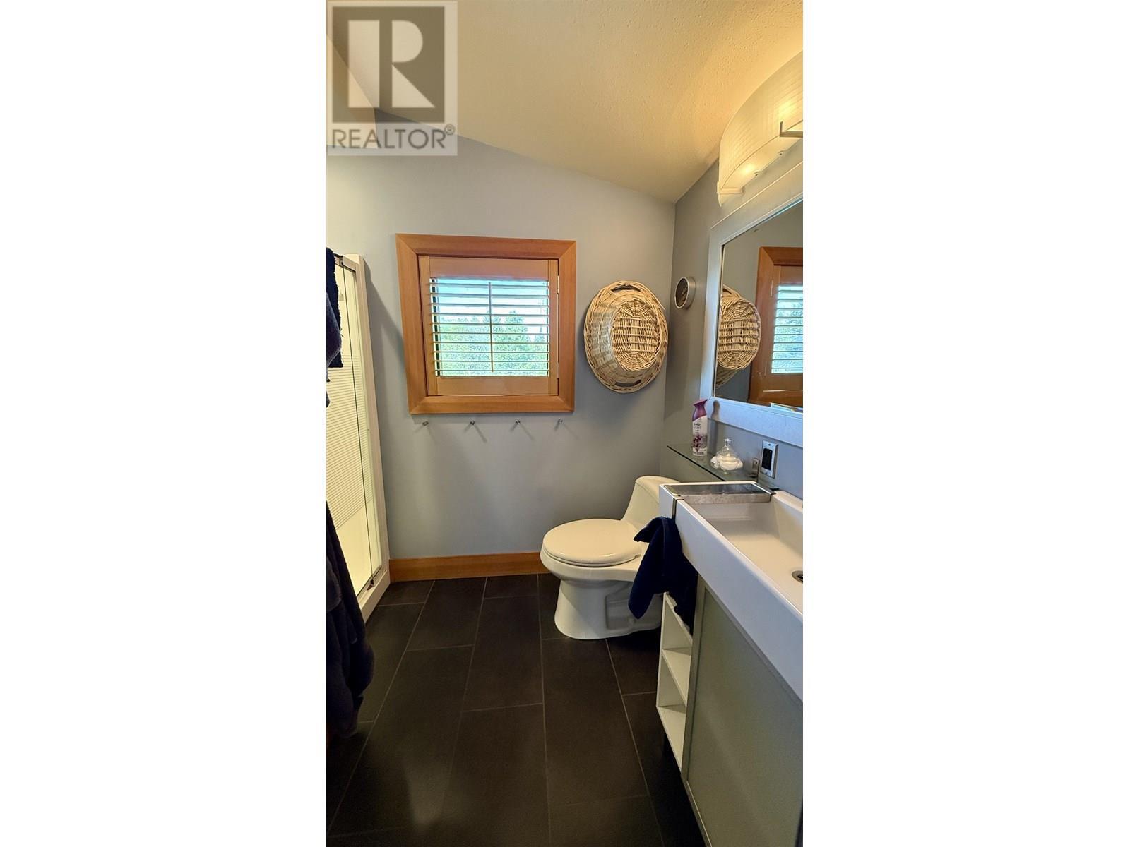 5460 Carlson Road, 100 Mile House, BC - Indoor Photo Showing Bathroom