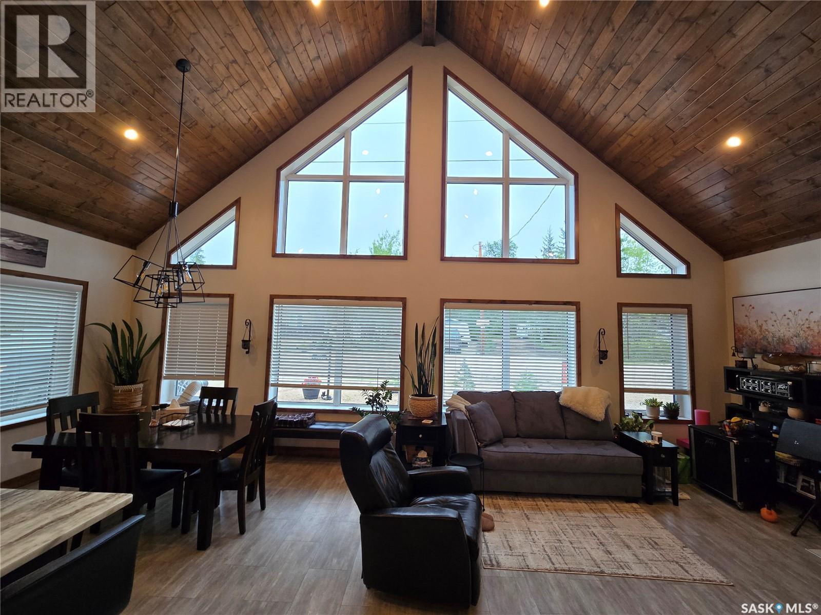 106 Lakeview Drive, Northern Admin District, SK - Indoor Photo Showing Living Room
