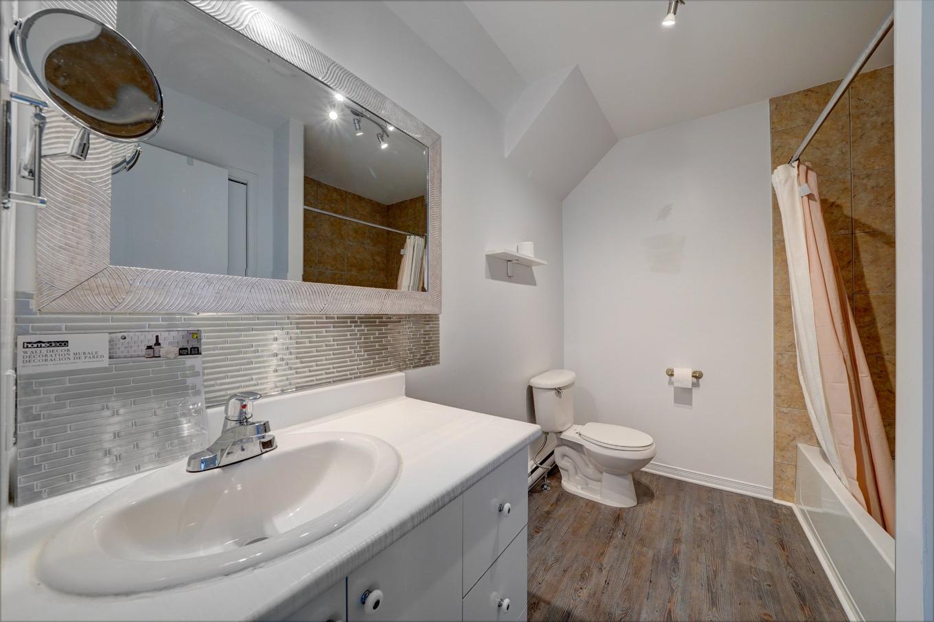 Bathroom - 7-6195 Boul. Chevrier, Brossard, QC - Indoor Photo Showing Bathroom