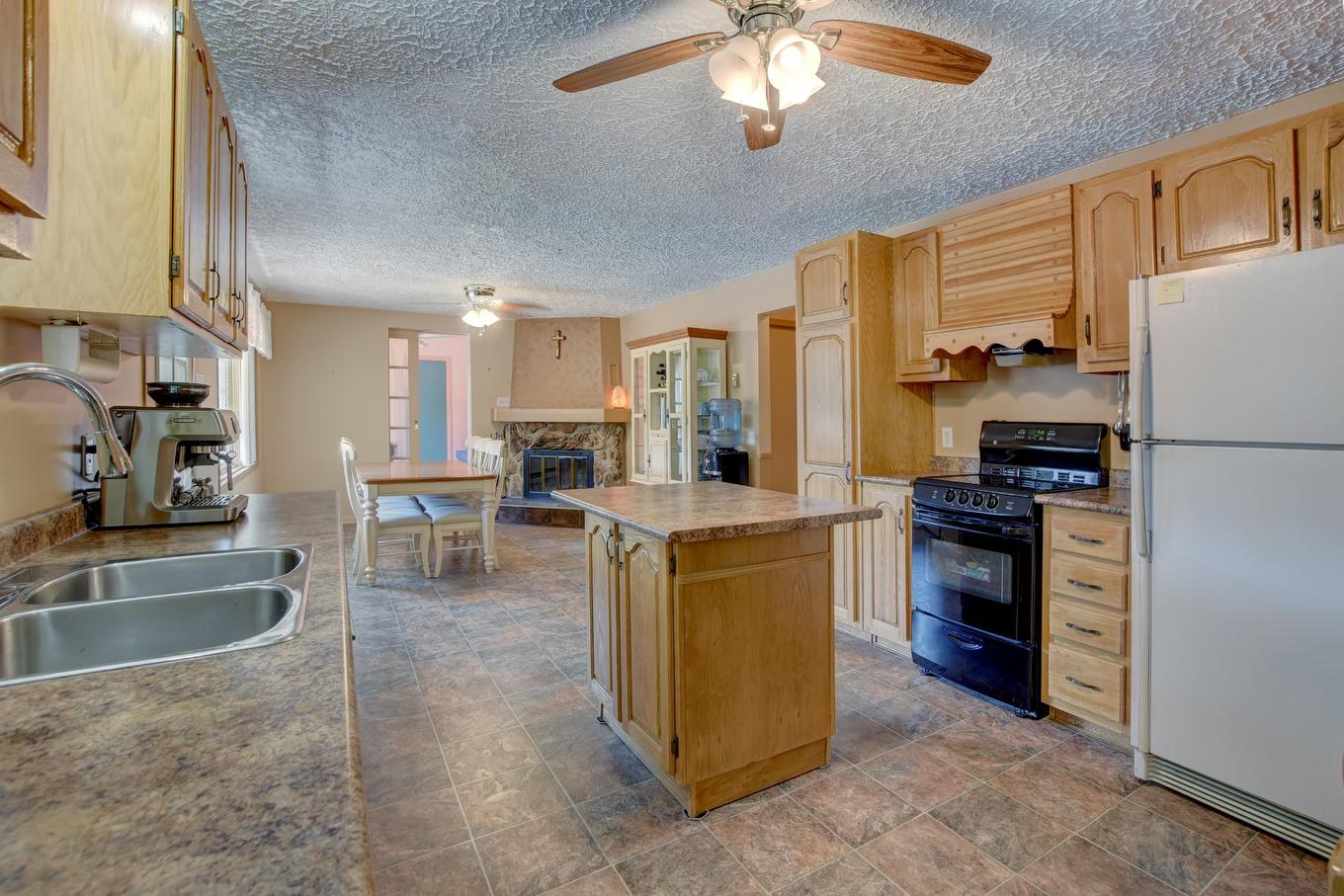 Vue d'ensemble - 124 Domaine Alexandre, Saint-Côme, QC - Indoor Photo Showing Kitchen With Double Sink
