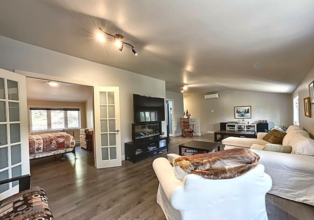 Living room - 450 Ch. Aubin, Saint-Sauveur, QC - Indoor Photo Showing Living Room