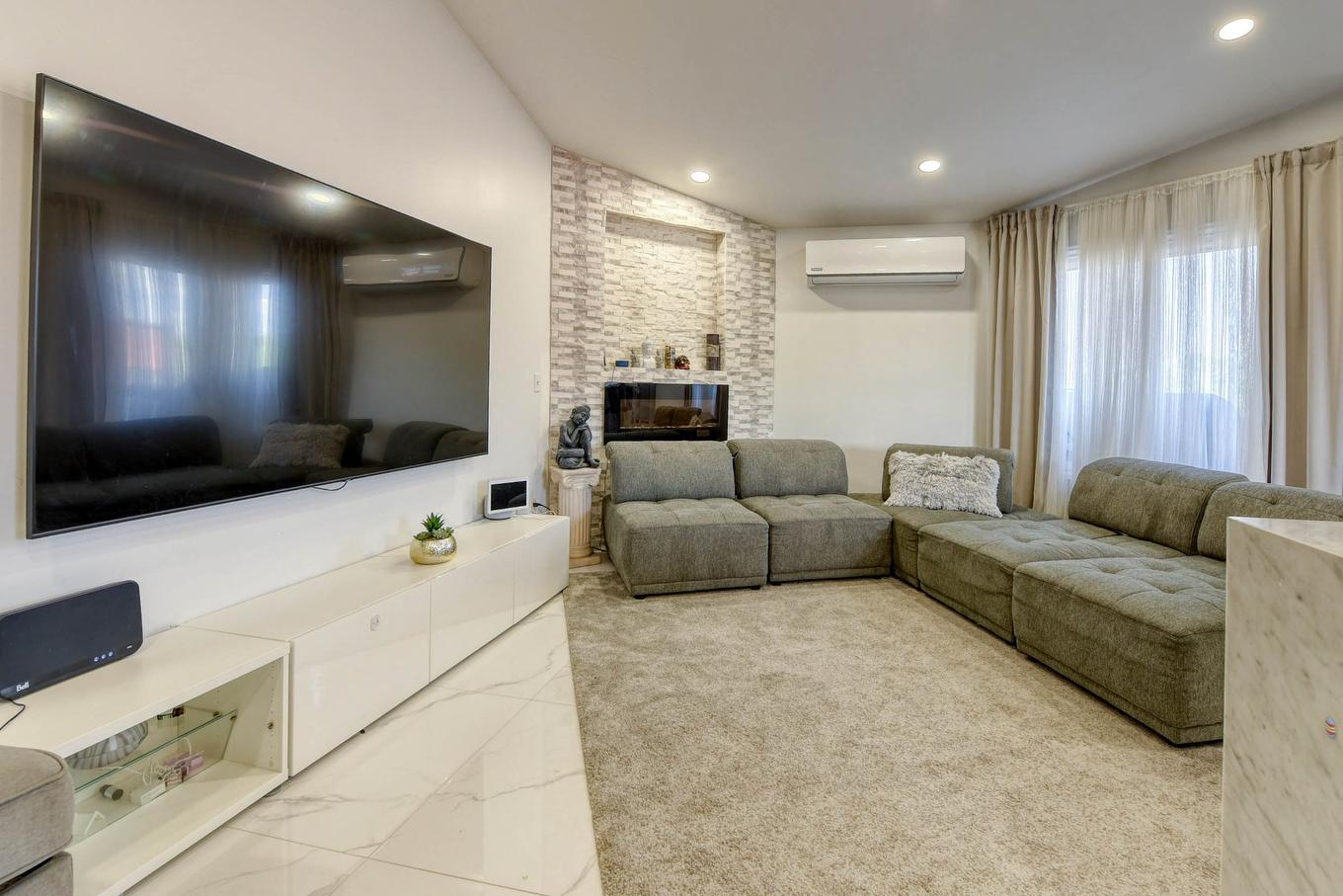 Salon - 308-1511 Boul. Shevchenko, Montréal (Lasalle), QC - Indoor Photo Showing Living Room With Fireplace