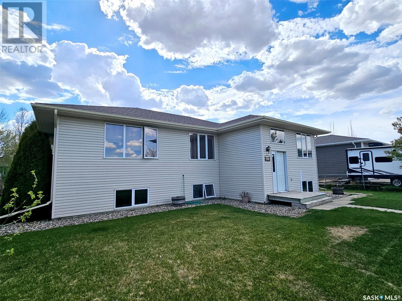 115 Carson Bay, Lampman, SK - Outdoor