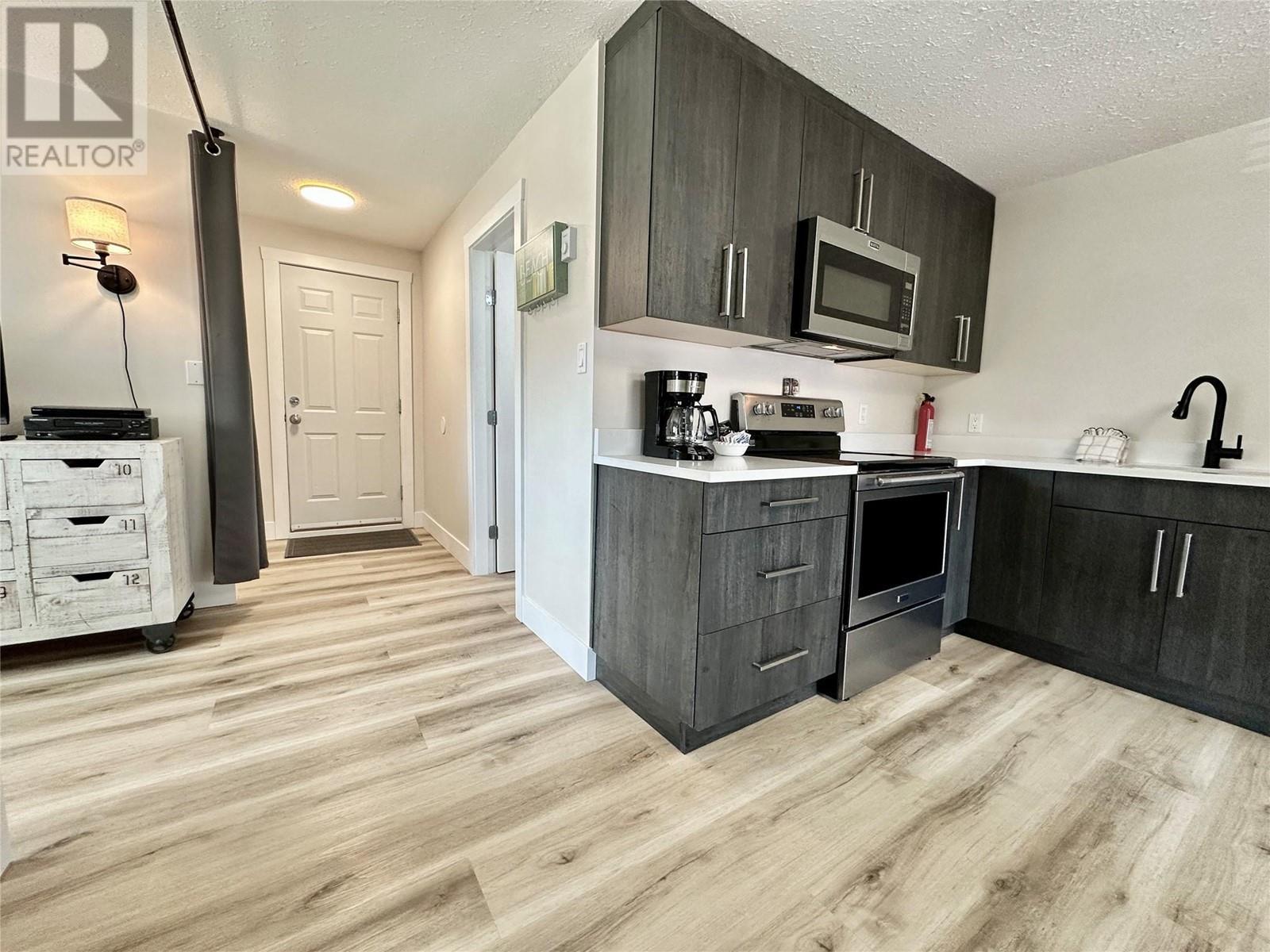 5815 Oleander Drive Unit# 221, Osoyoos, BC - Indoor Photo Showing Kitchen With Upgraded Kitchen