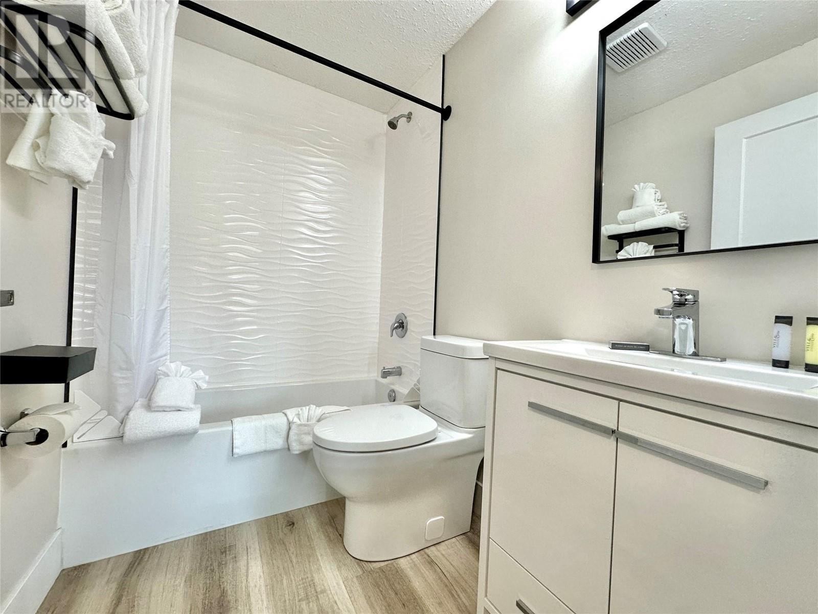 5815 Oleander Drive Unit# 221, Osoyoos, BC - Indoor Photo Showing Bathroom