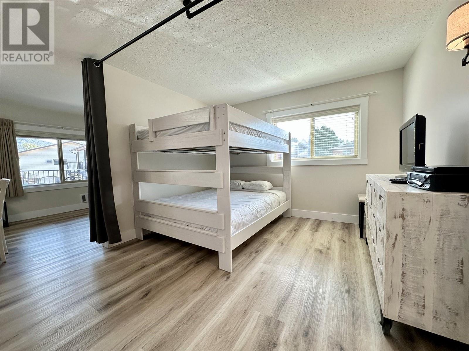 5815 Oleander Drive Unit# 221, Osoyoos, BC - Indoor Photo Showing Bedroom
