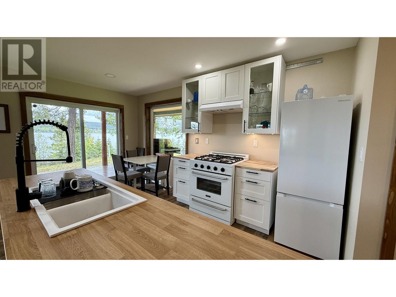 4460 Tatton-Helena Fs Road, Lac La Hache, BC - Indoor Photo Showing Kitchen