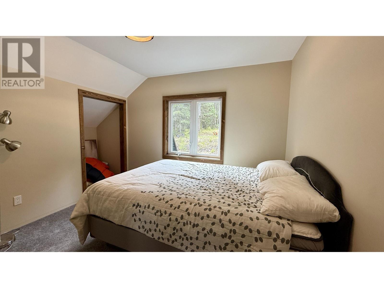 4460 Tatton-Helena Fs Road, Lac La Hache, BC - Indoor Photo Showing Bedroom