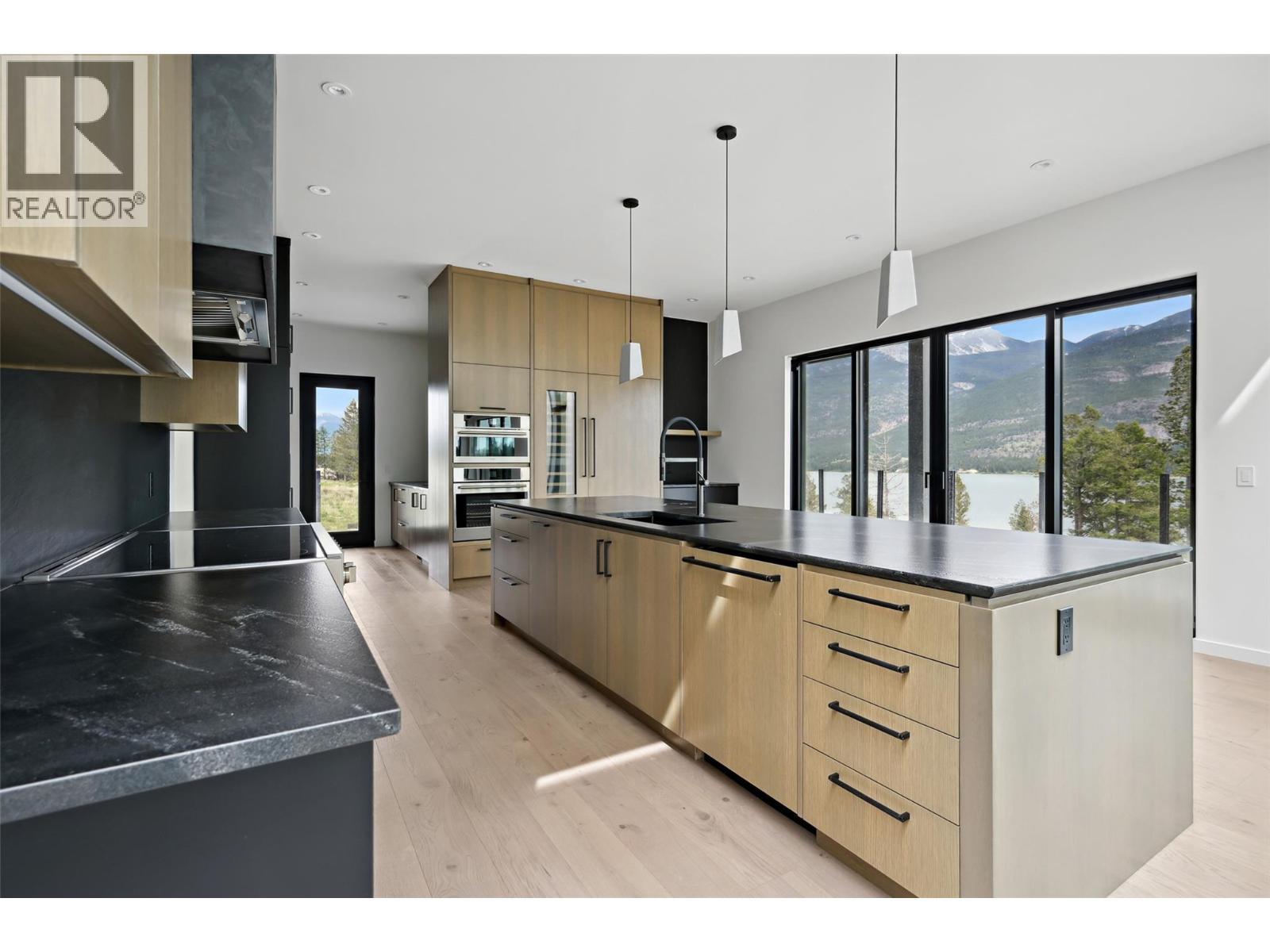 6200 Columbia Lake Road Unit# 4, Columbia Lake, BC - Indoor Photo Showing Kitchen With Upgraded Kitchen