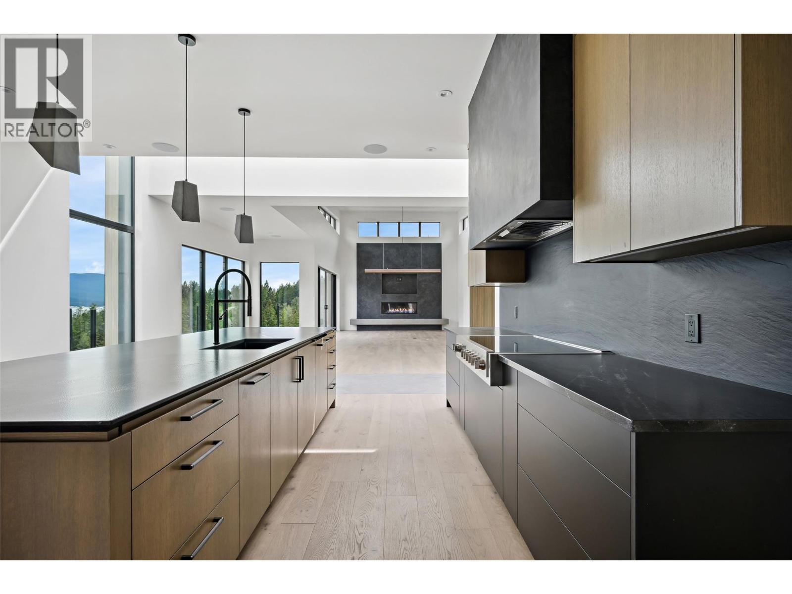 6200 Columbia Lake Road Unit# 4, Columbia Lake, BC - Indoor Photo Showing Kitchen With Upgraded Kitchen