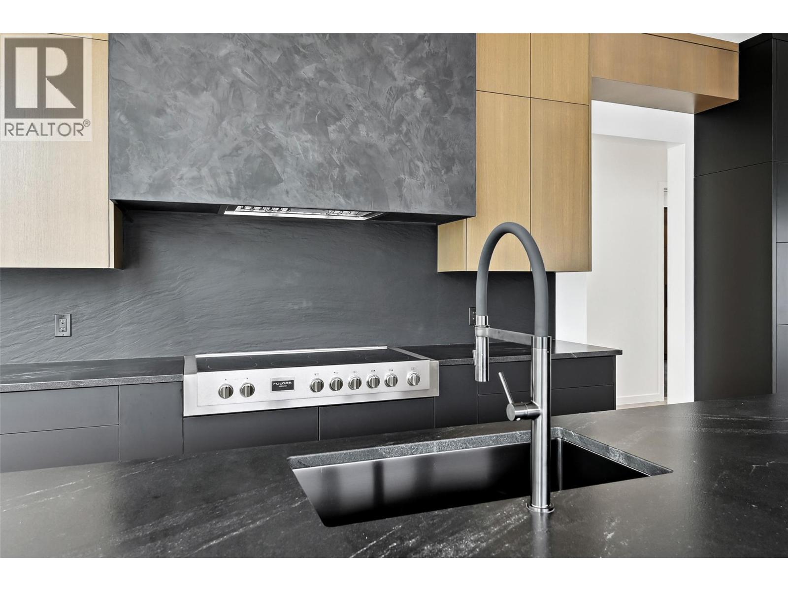 6200 Columbia Lake Road Unit# 4, Columbia Lake, BC - Indoor Photo Showing Kitchen