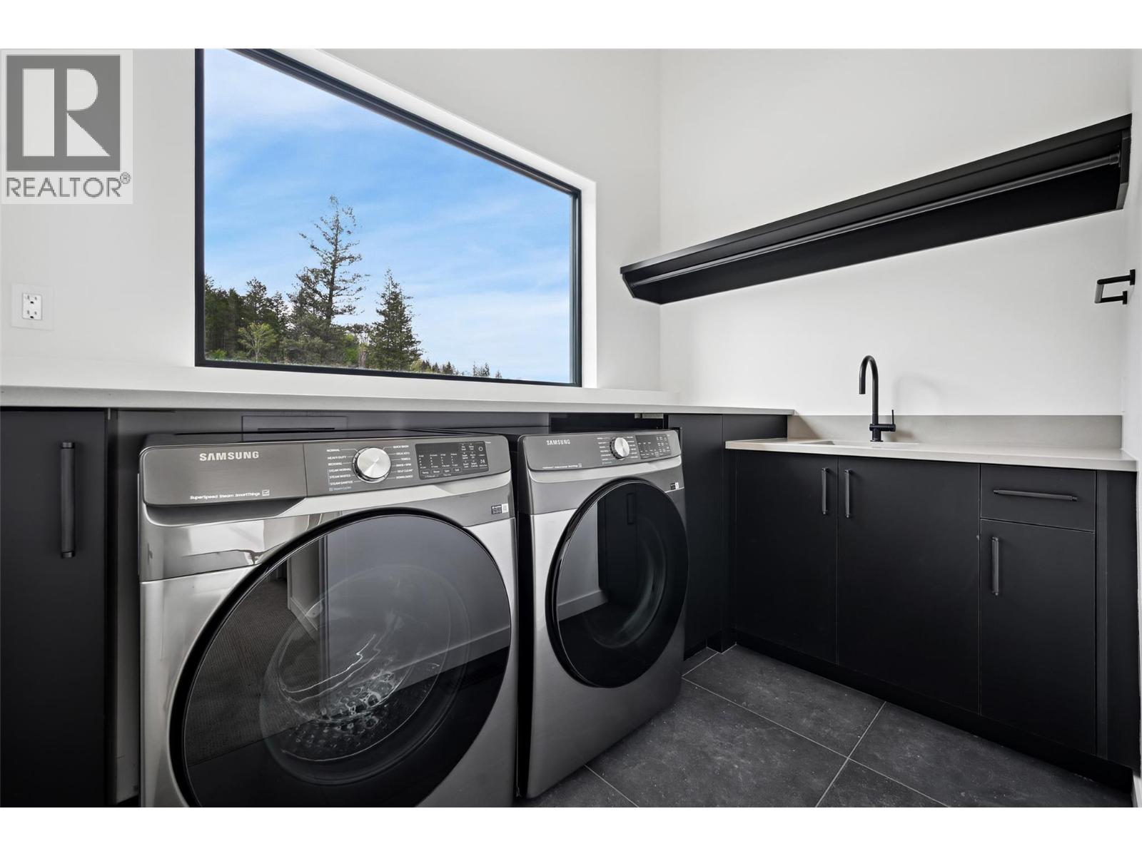 6200 Columbia Lake Road Unit# 4, Columbia Lake, BC - Indoor Photo Showing Laundry Room