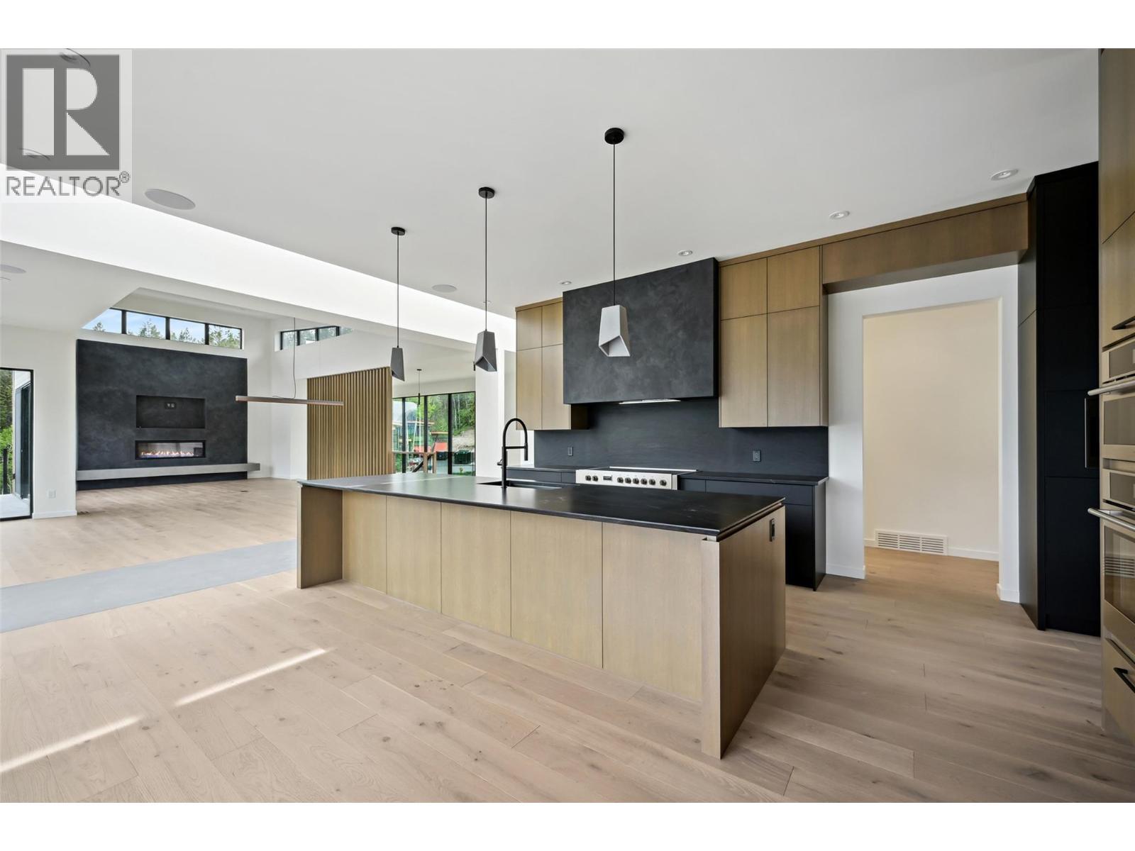6200 Columbia Lake Road Unit# 4, Columbia Lake, BC - Indoor Photo Showing Kitchen With Upgraded Kitchen