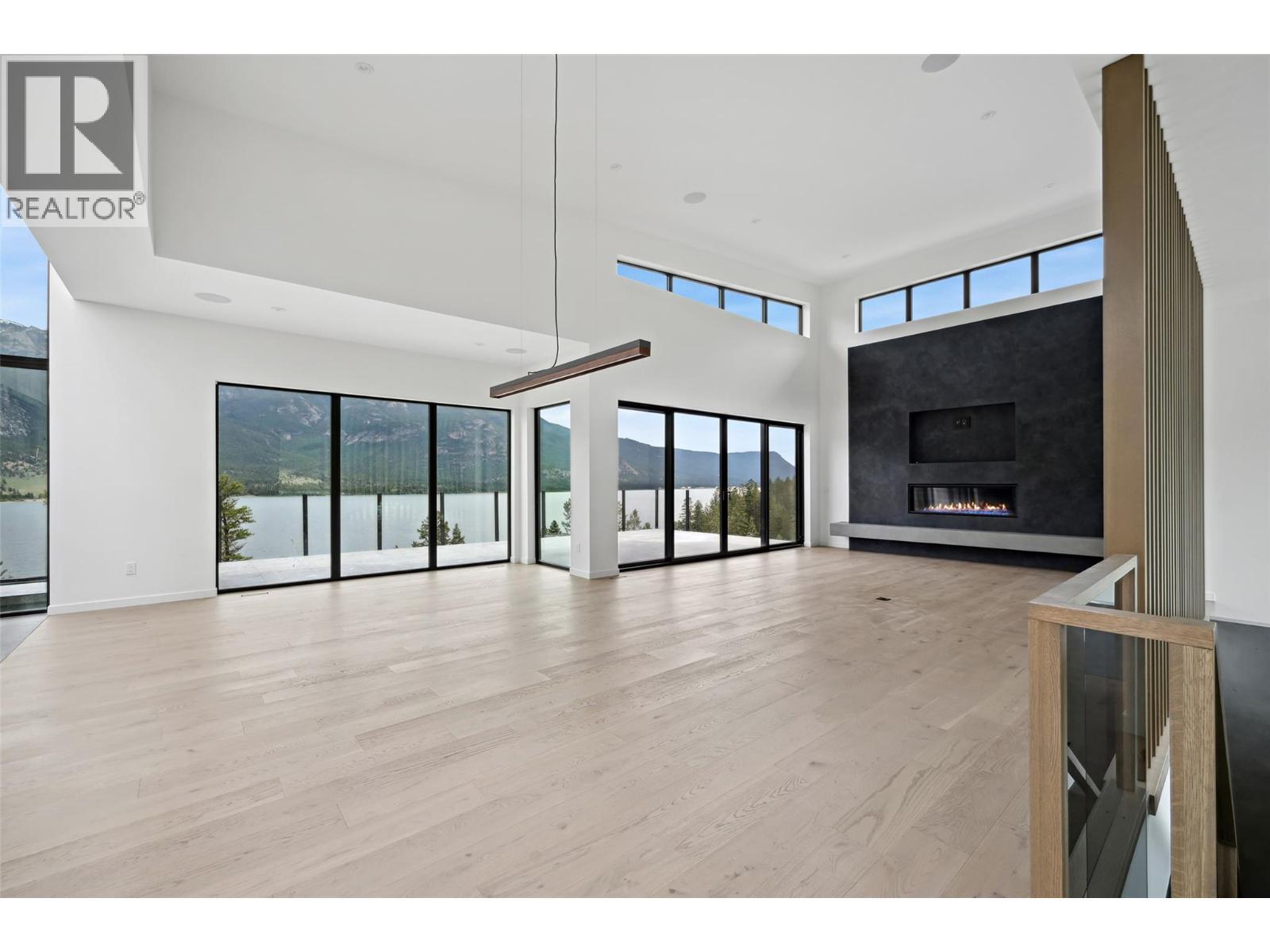 6200 Columbia Lake Road Unit# 4, Columbia Lake, BC - Indoor Photo Showing Other Room With Fireplace