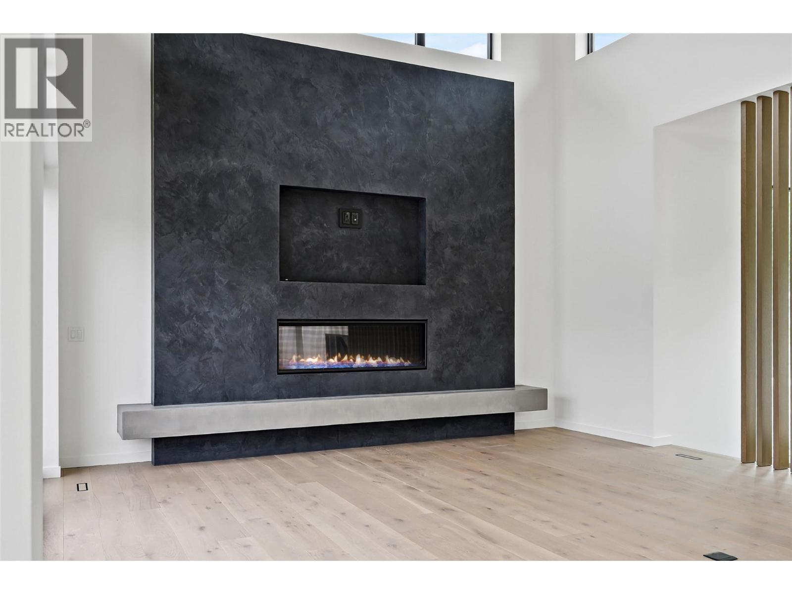 6200 Columbia Lake Road Unit# 4, Columbia Lake, BC - Indoor Photo Showing Living Room With Fireplace