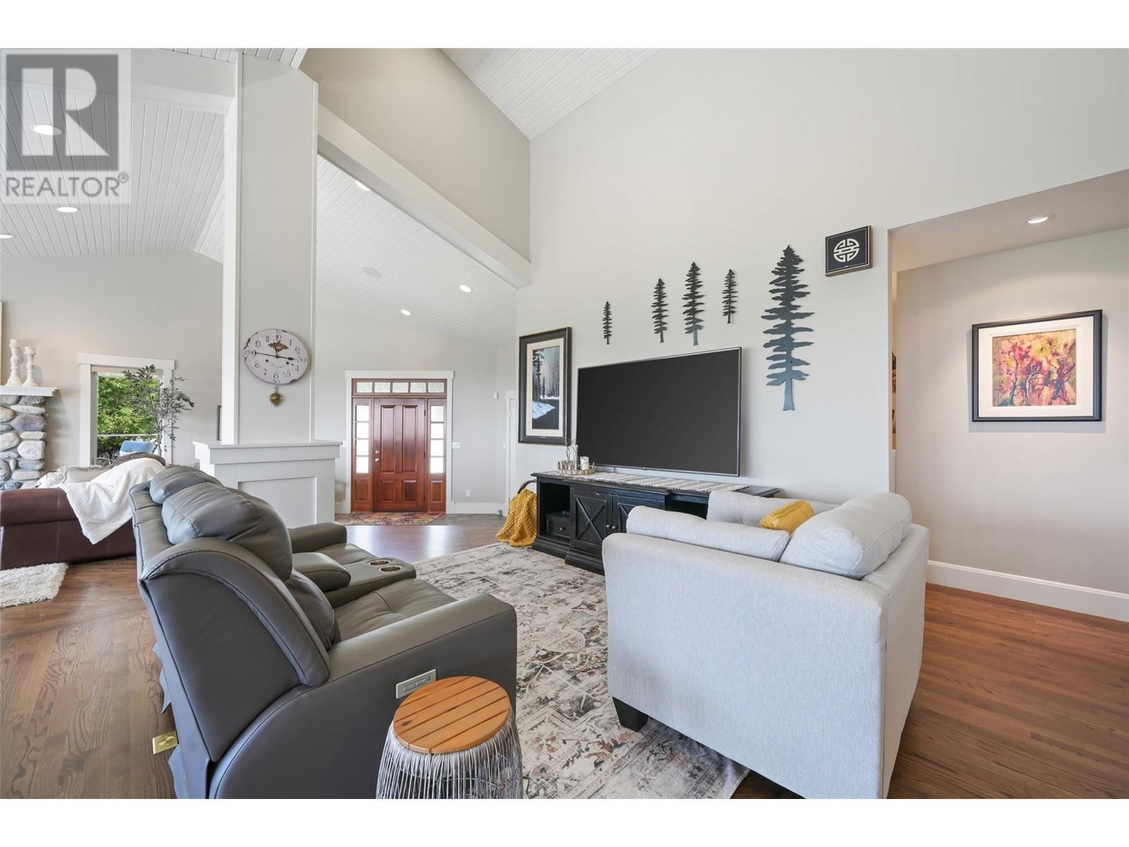 9520 Juniper Heights Road, Invermere, BC - Indoor Photo Showing Living Room