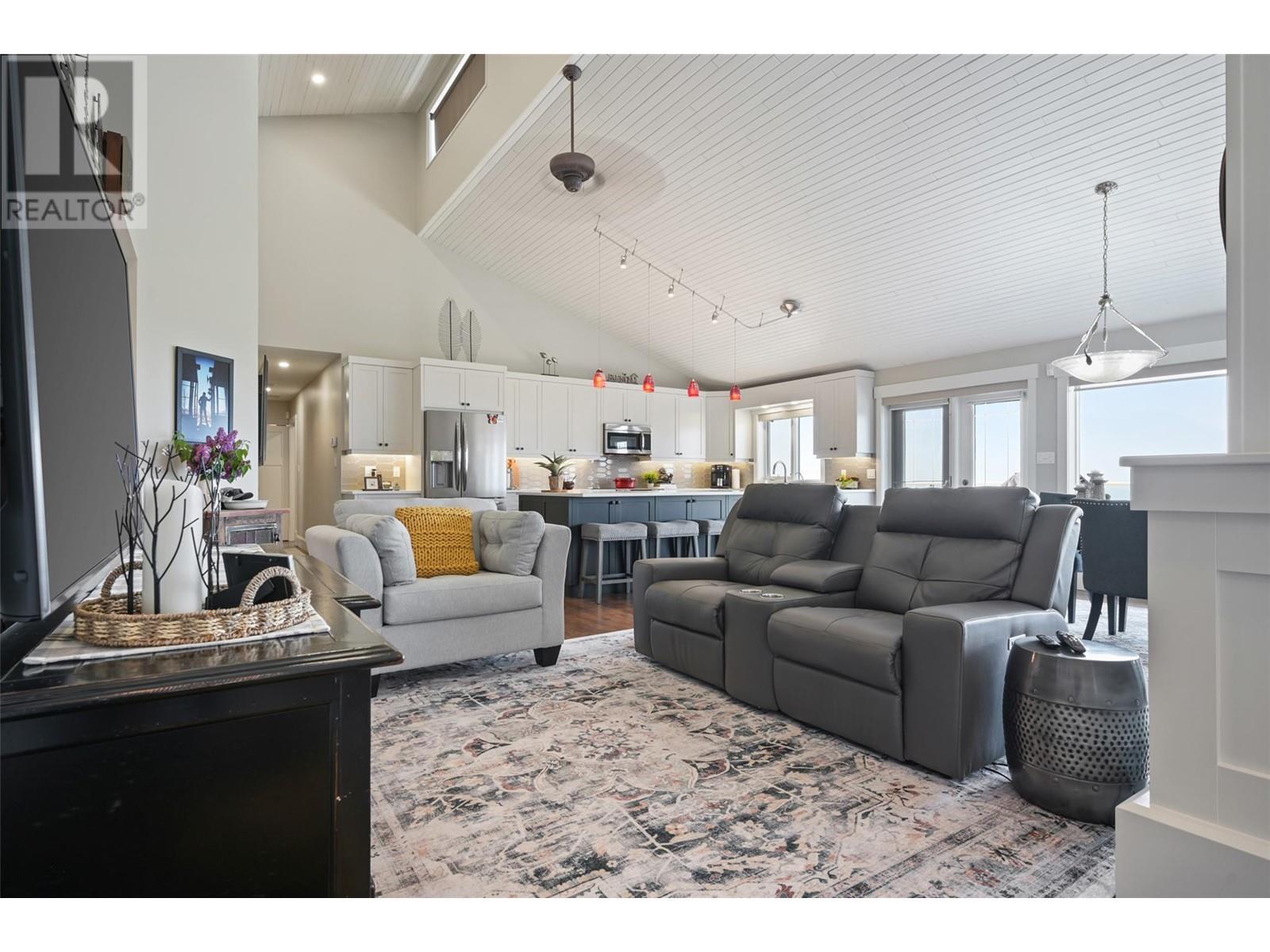 9520 Juniper Heights Road, Invermere, BC - Indoor Photo Showing Living Room