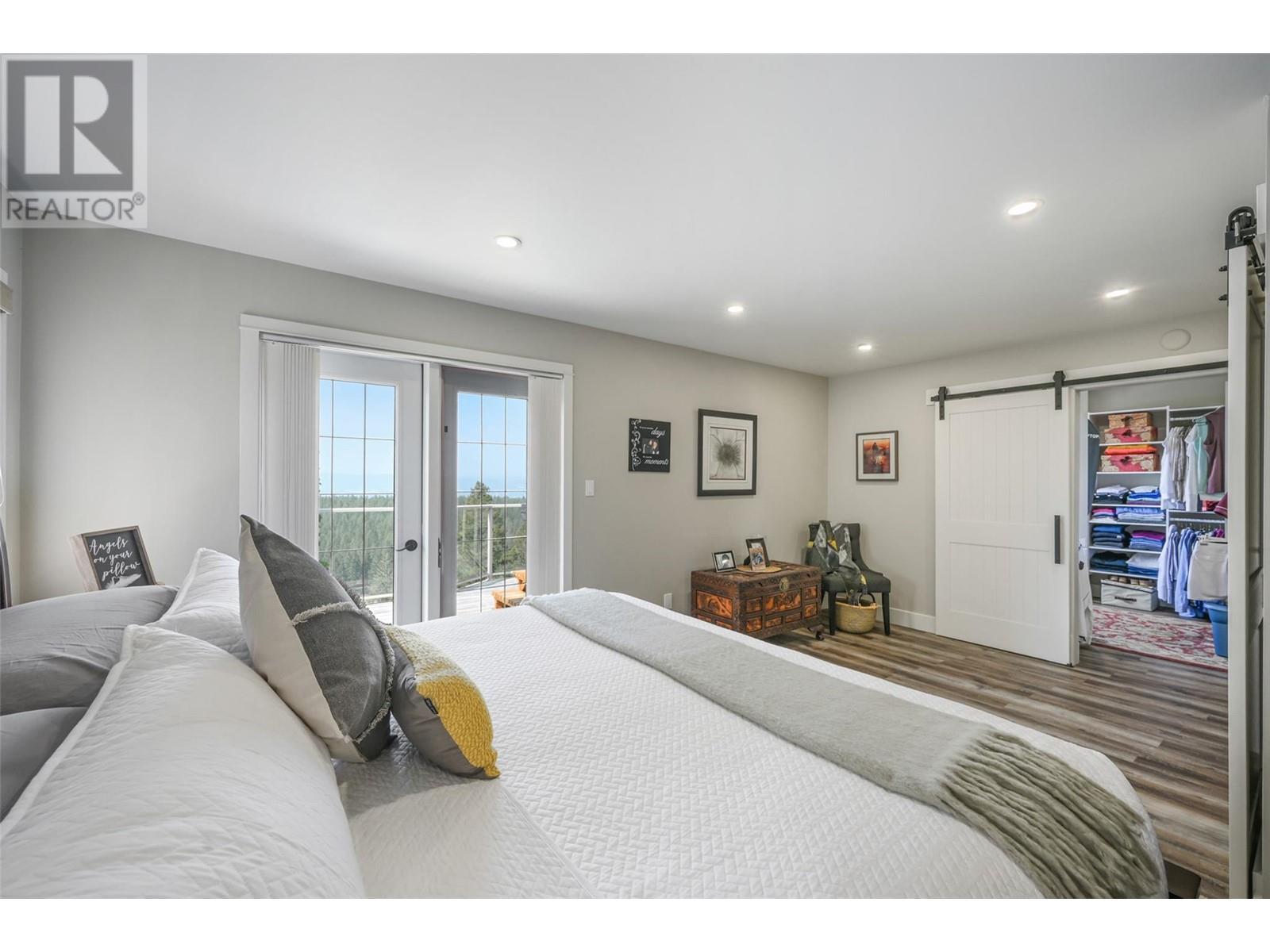 9520 Juniper Heights Road, Invermere, BC - Indoor Photo Showing Bedroom