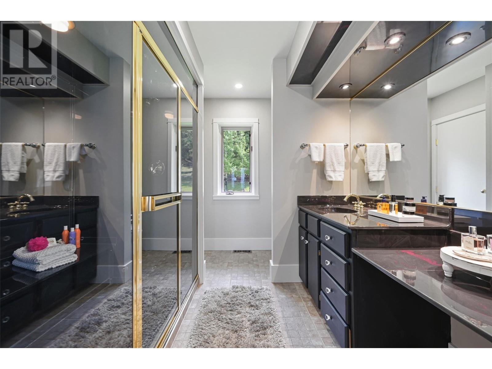 9520 Juniper Heights Road, Invermere, BC - Indoor Photo Showing Bathroom