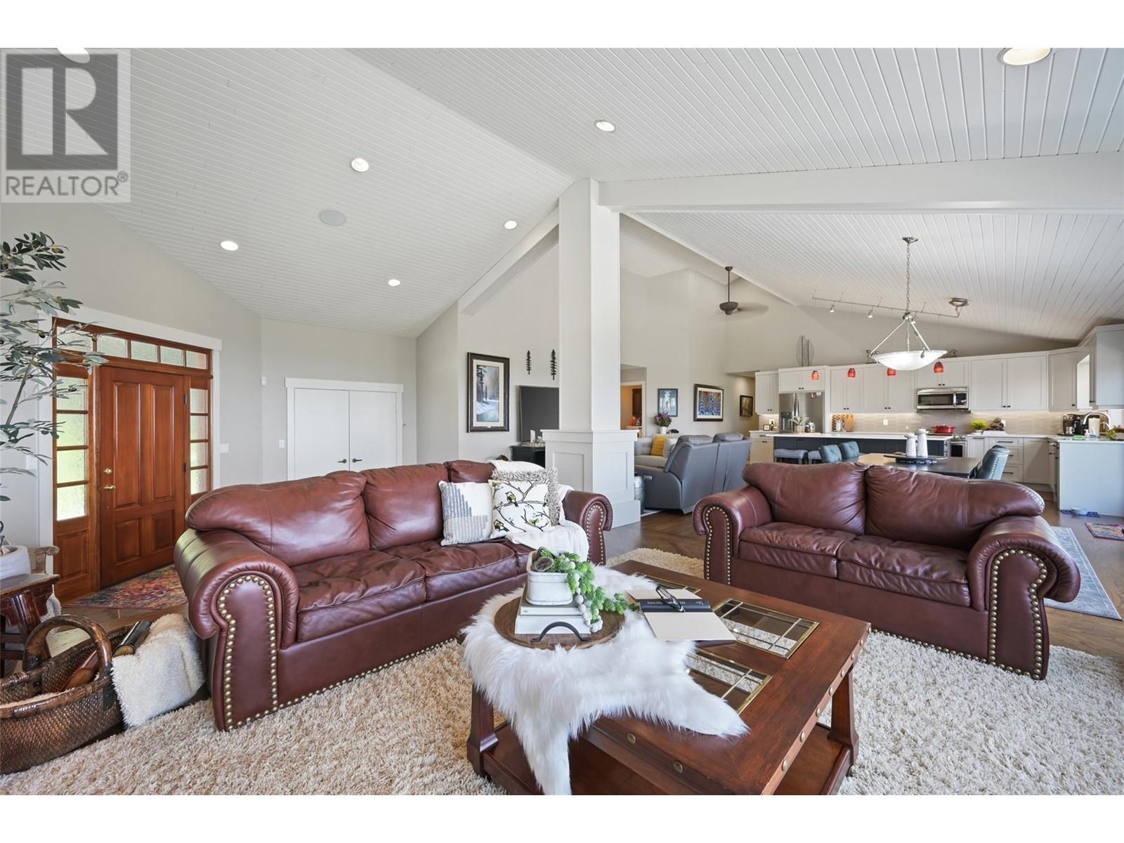 9520 Juniper Heights Road, Invermere, BC - Indoor Photo Showing Living Room