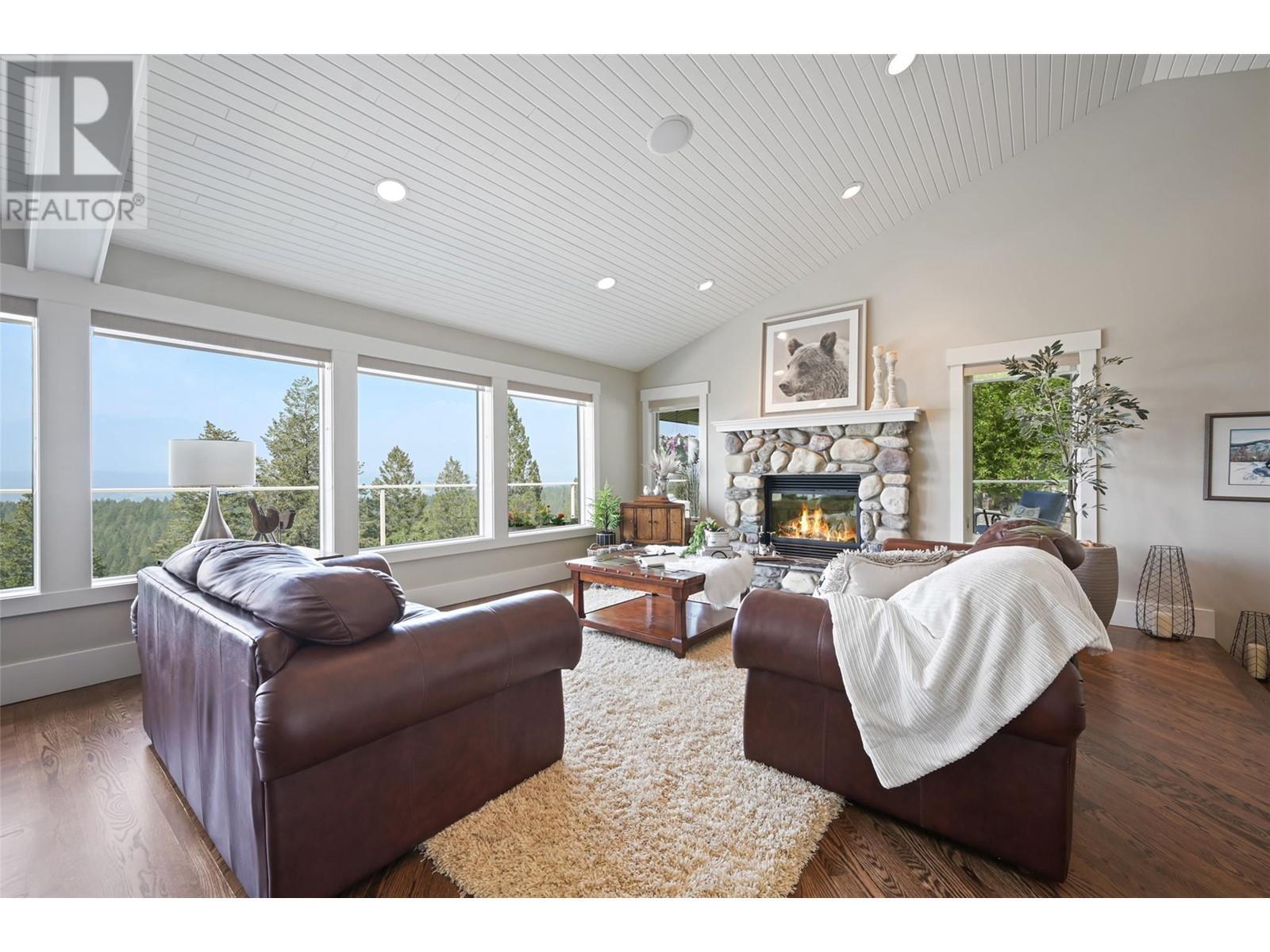 9520 Juniper Heights Road, Invermere, BC - Indoor Photo Showing Living Room With Fireplace