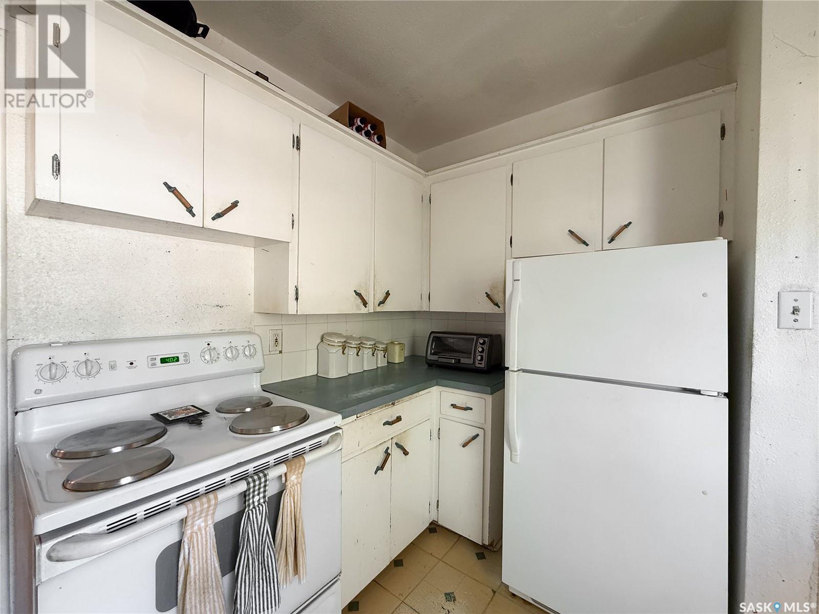 269 2Nd Avenue Ne, Swift Current, SK - Indoor Photo Showing Kitchen