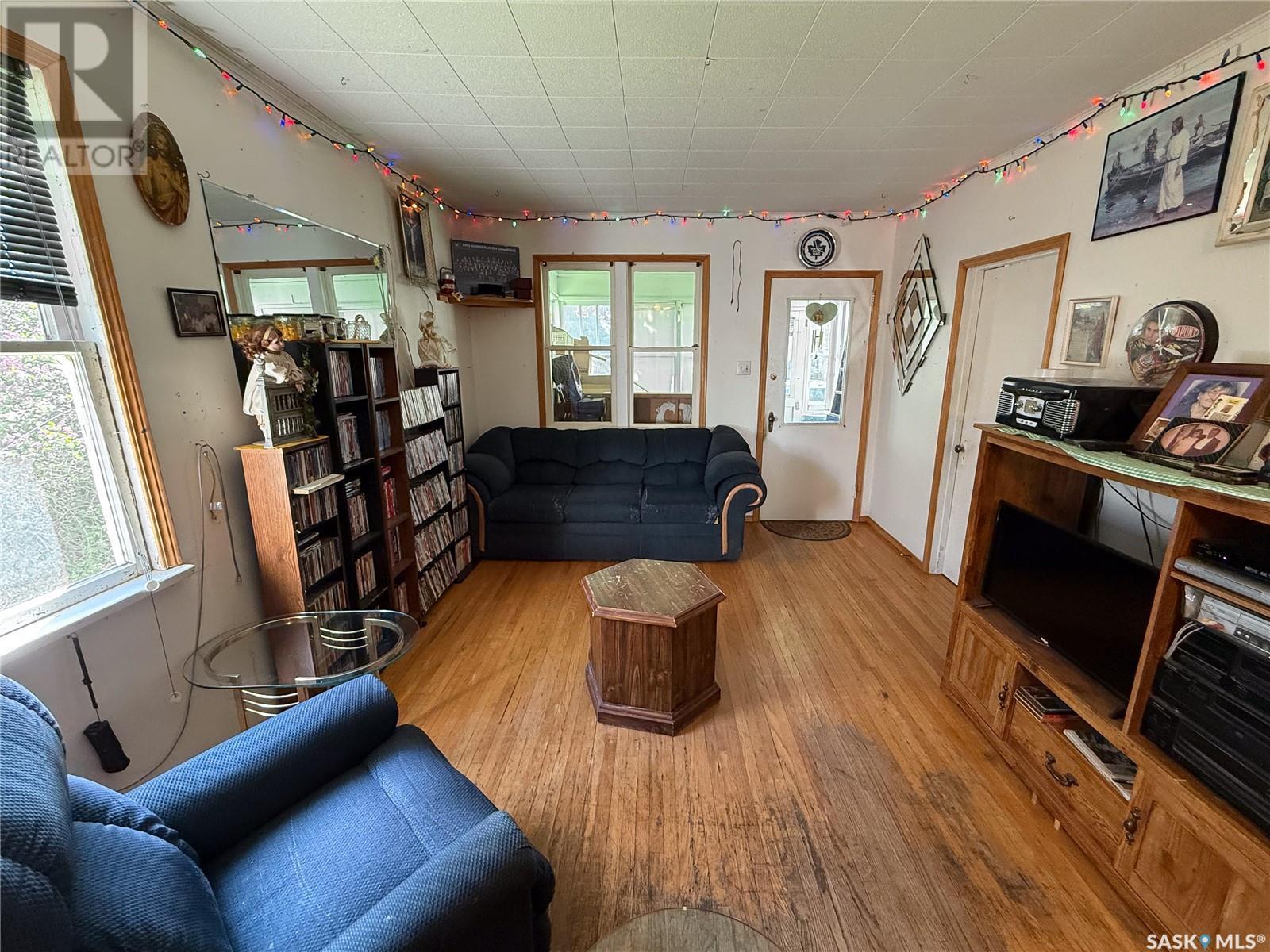 269 2Nd Avenue Ne, Swift Current, SK - Indoor Photo Showing Living Room