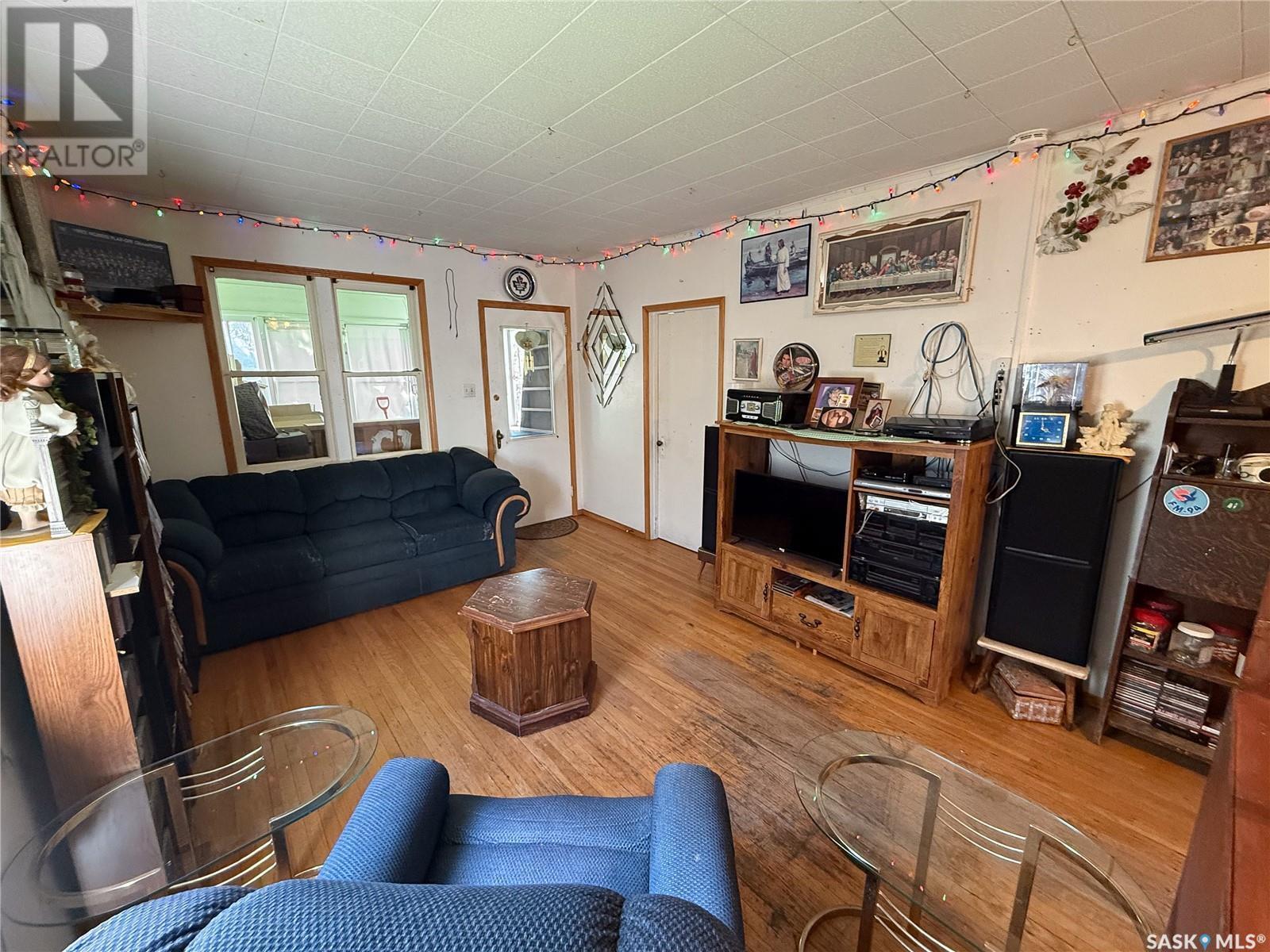 269 2Nd Avenue Ne, Swift Current, SK - Indoor Photo Showing Living Room