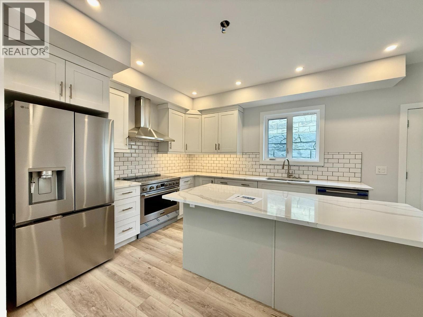 746 Taynton Drive, Invermere, BC - Indoor Photo Showing Kitchen With Upgraded Kitchen