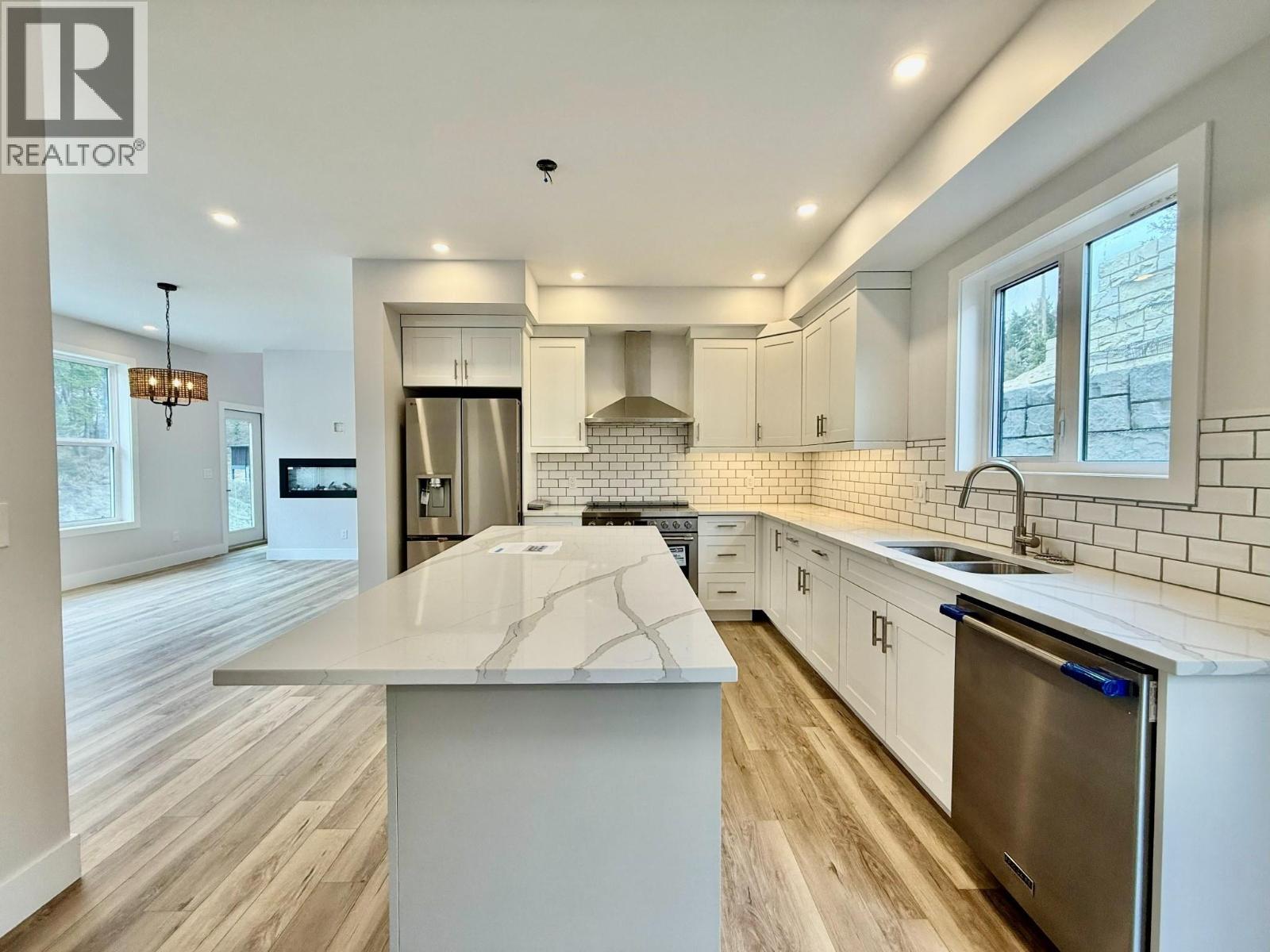746 Taynton Drive, Invermere, BC - Indoor Photo Showing Kitchen With Double Sink With Upgraded Kitchen
