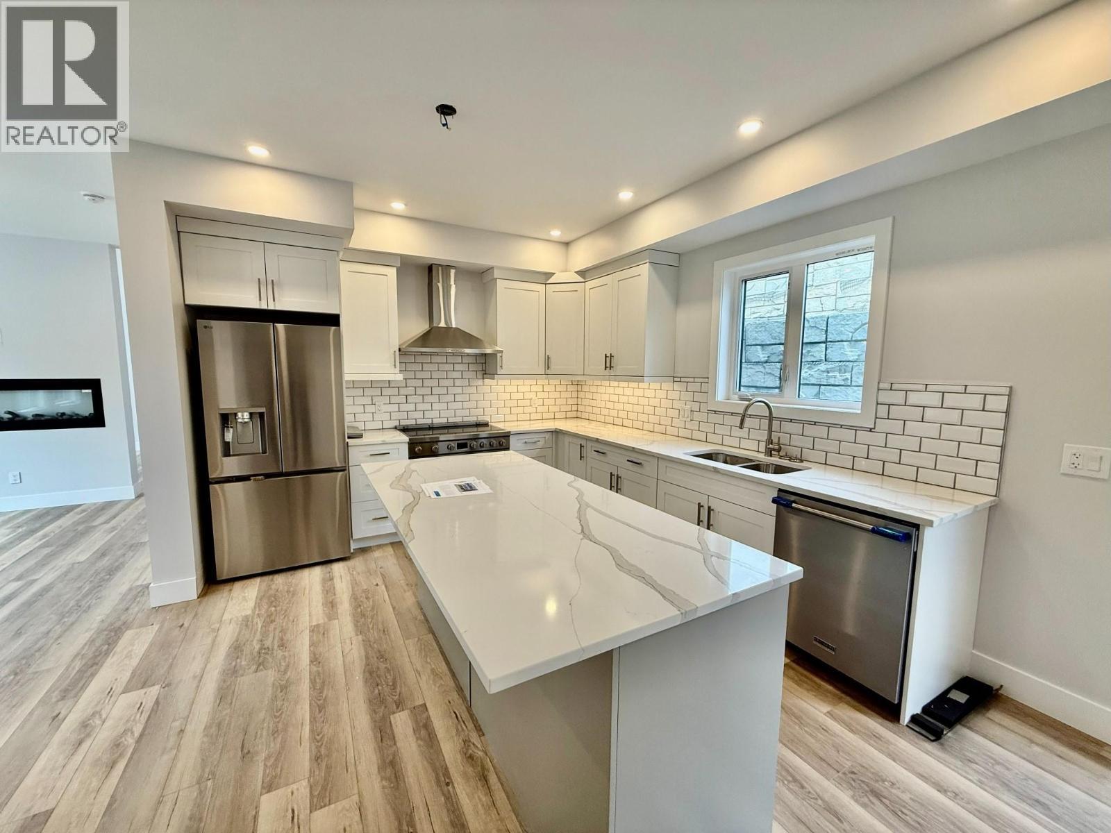 746 Taynton Drive, Invermere, BC - Indoor Photo Showing Kitchen With Double Sink With Upgraded Kitchen