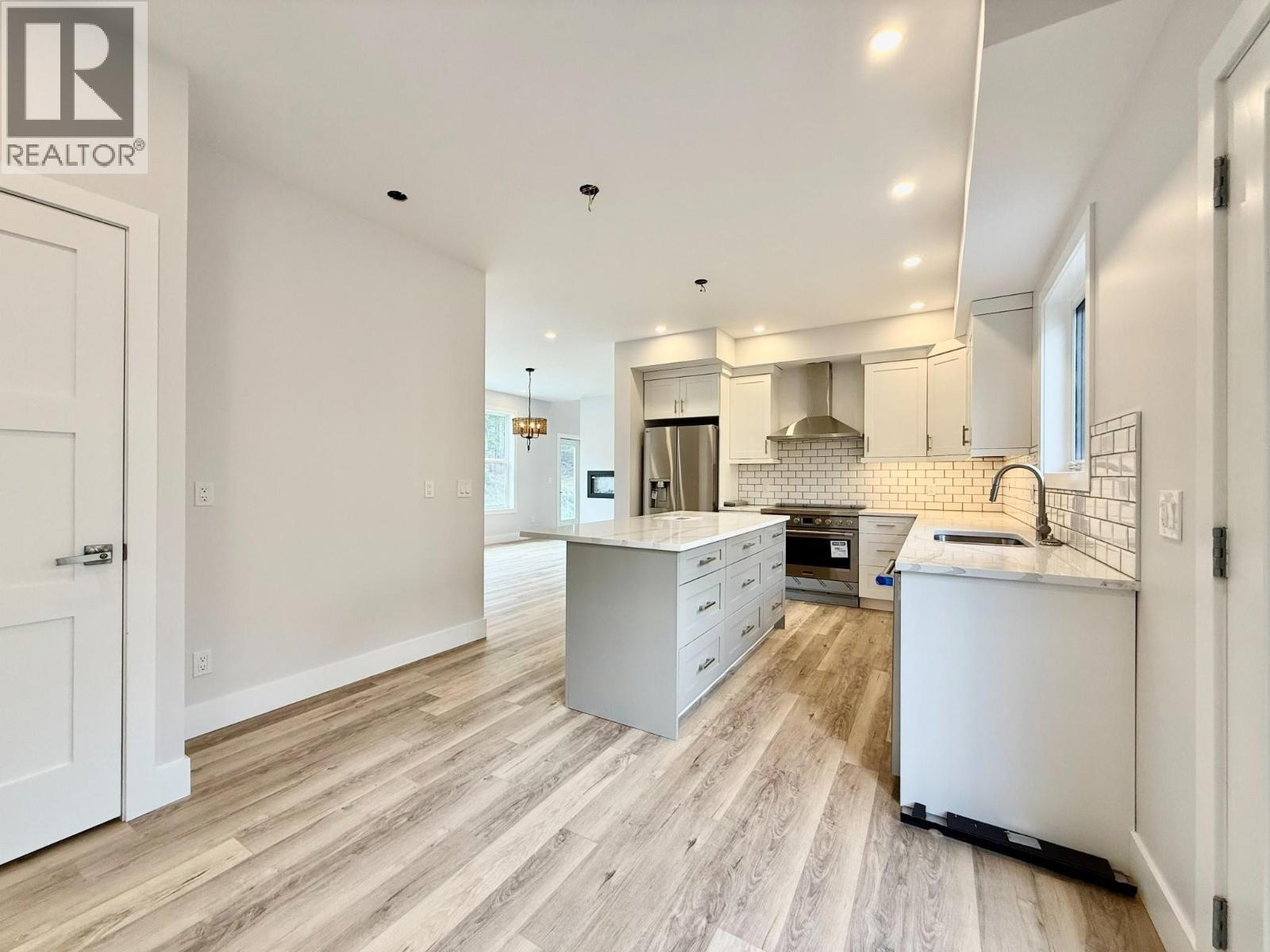 746 Taynton Drive, Invermere, BC - Indoor Photo Showing Kitchen With Upgraded Kitchen