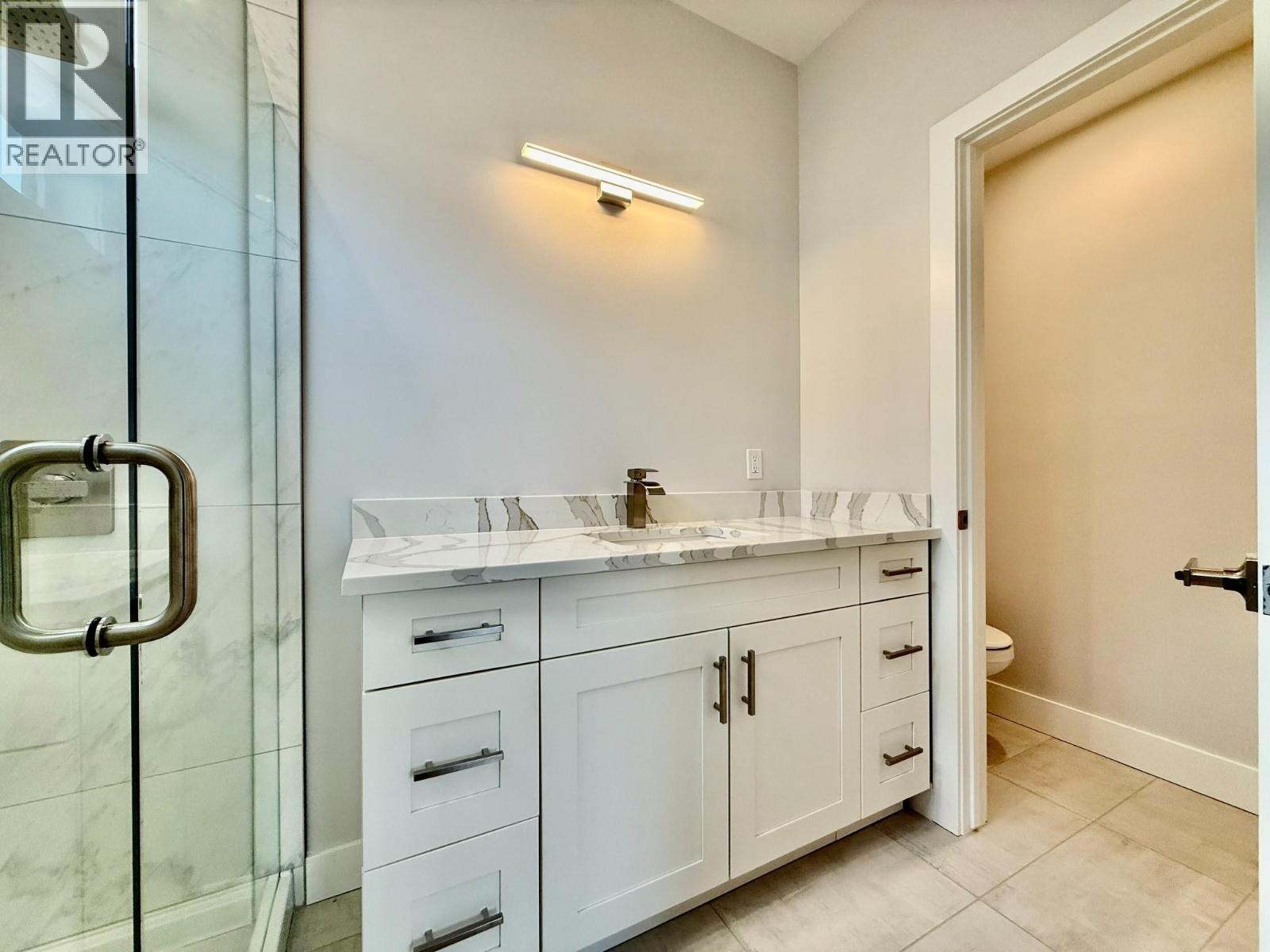 746 Taynton Drive, Invermere, BC - Indoor Photo Showing Bathroom