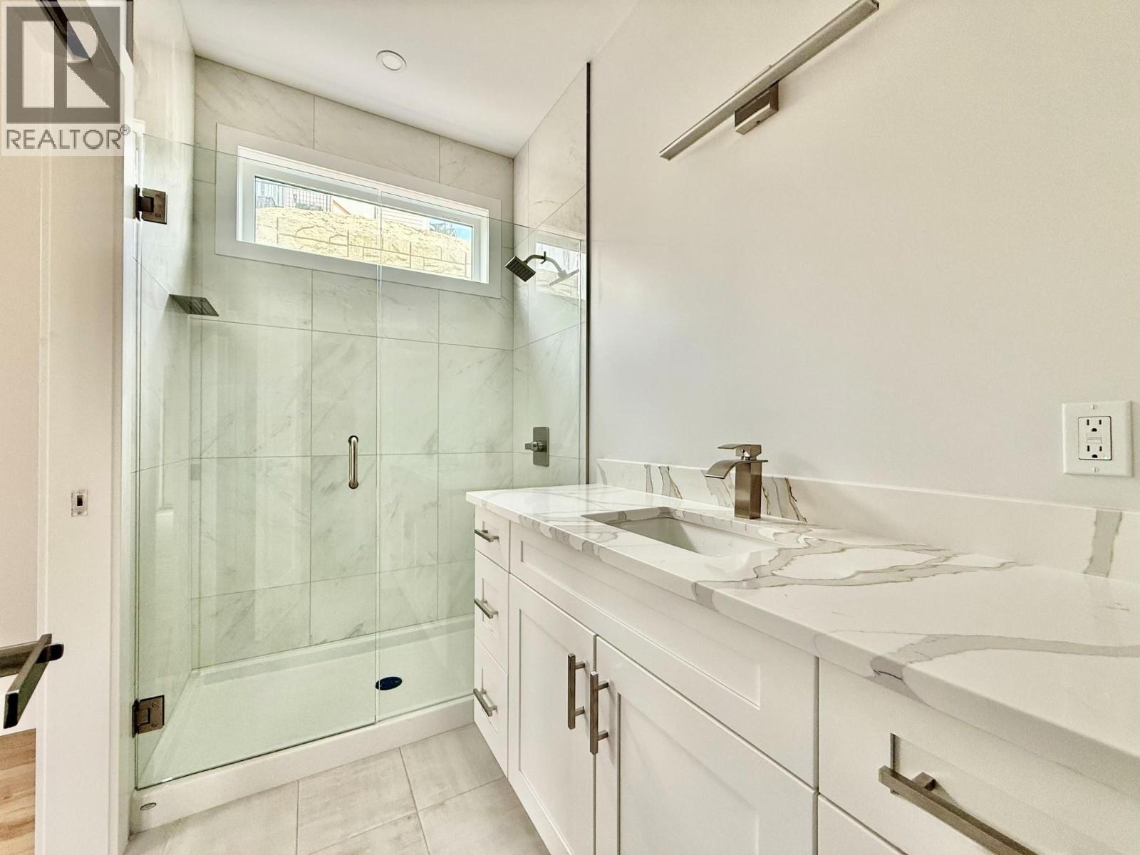 746 Taynton Drive, Invermere, BC - Indoor Photo Showing Bathroom