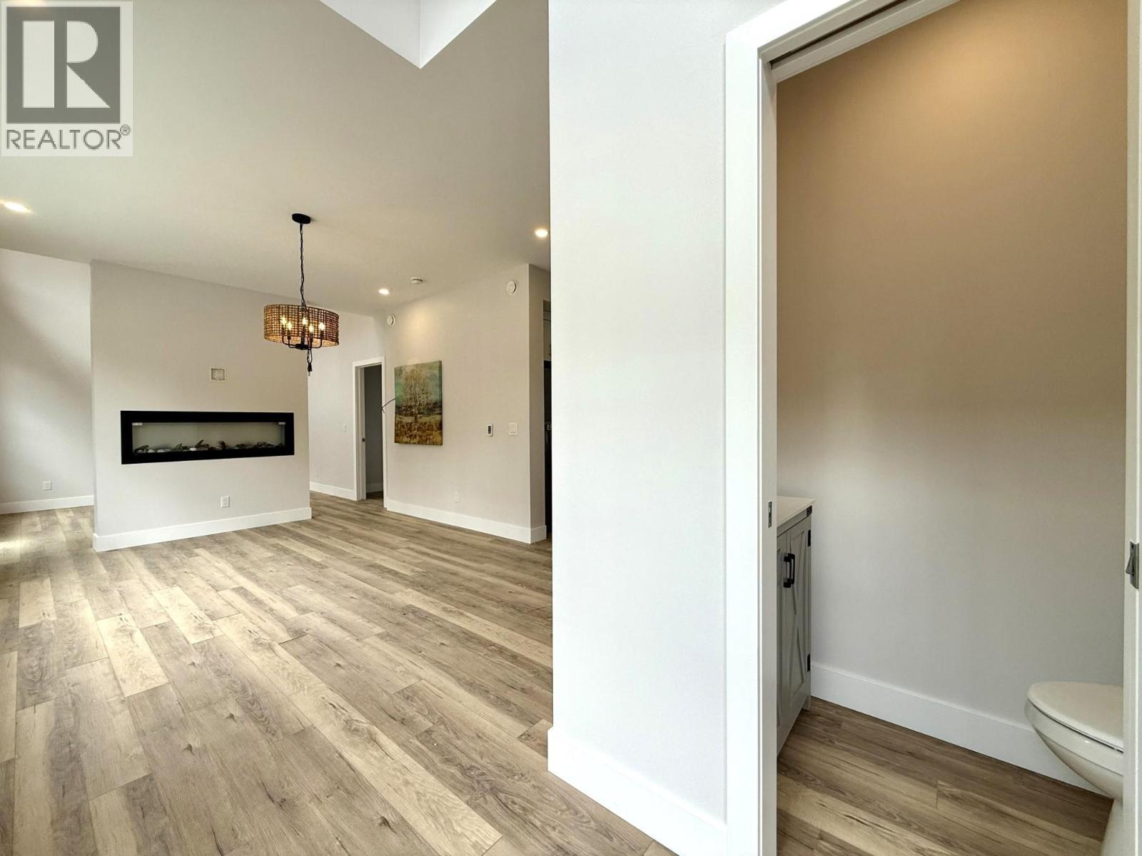 746 Taynton Drive, Invermere, BC - Indoor With Fireplace