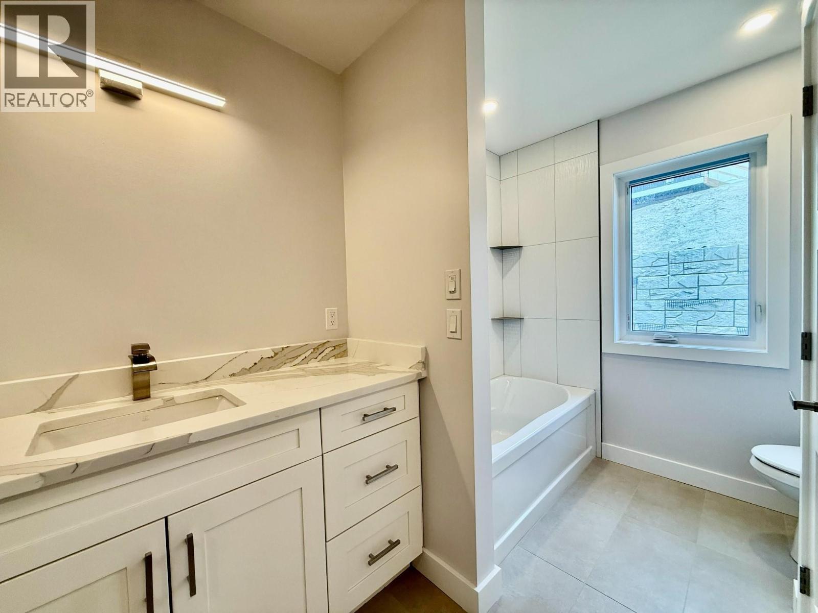 746 Taynton Drive, Invermere, BC - Indoor Photo Showing Bathroom