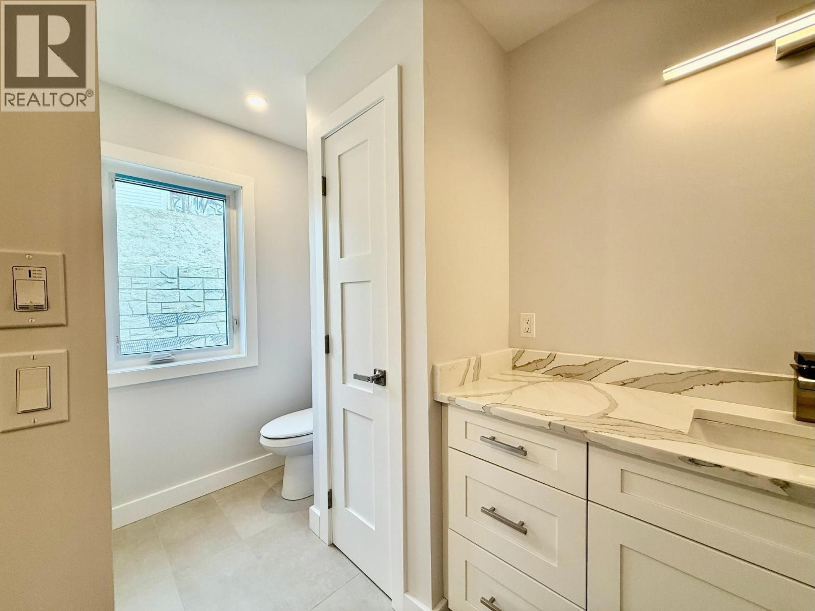 746 Taynton Drive, Invermere, BC - Indoor Photo Showing Bathroom