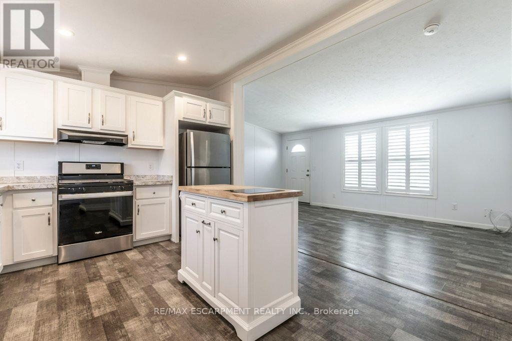 9 Hickory Hollow, Haldimand, ON - Indoor Photo Showing Kitchen