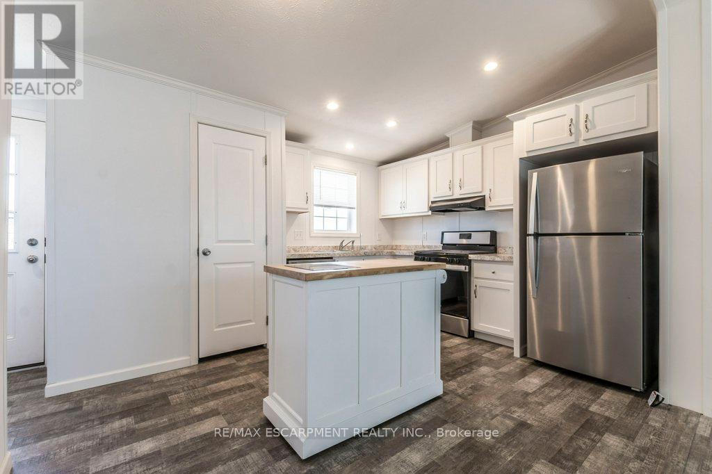 9 Hickory Hollow, Haldimand, ON - Indoor Photo Showing Kitchen
