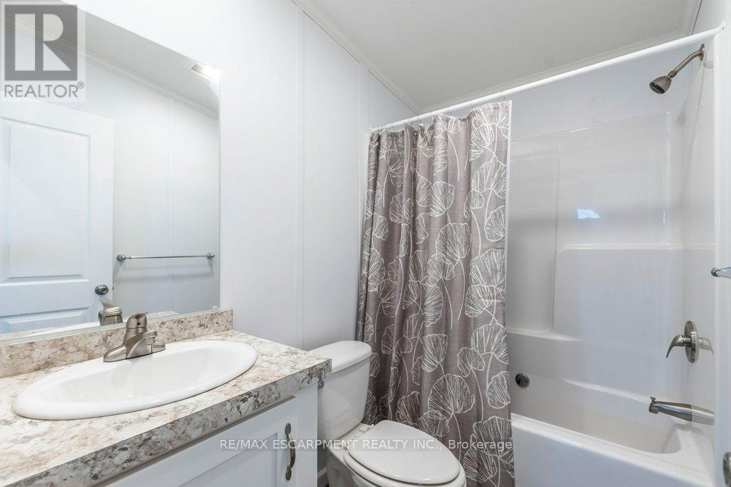 9 Hickory Hollow, Haldimand, ON - Indoor Photo Showing Bathroom