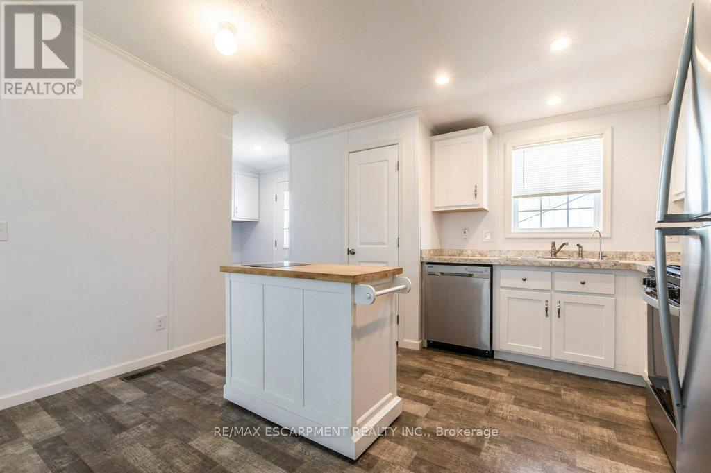 9 Hickory Hollow, Haldimand, ON - Indoor Photo Showing Kitchen
