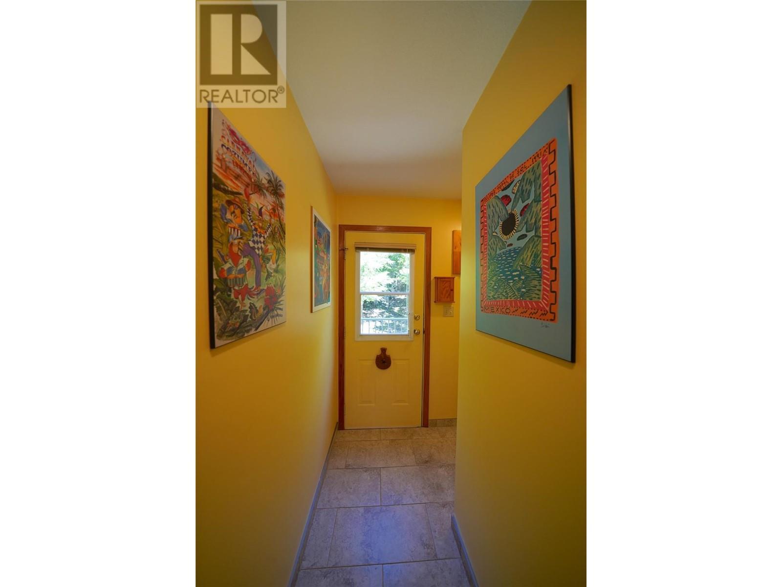 425 Alexander Road, Procter, BC - Indoor Photo Showing Other Room