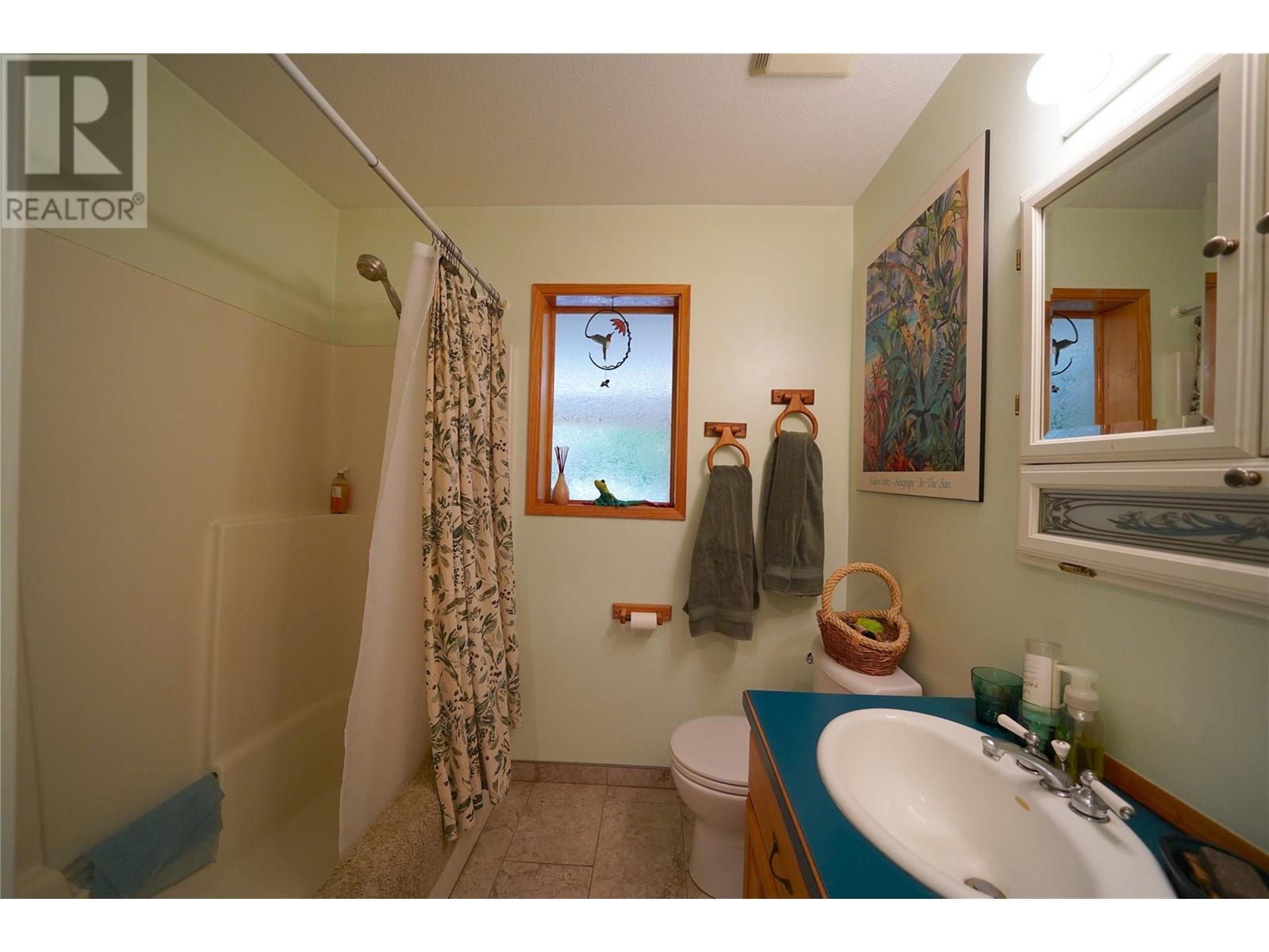 425 Alexander Road, Procter, BC - Indoor Photo Showing Bathroom