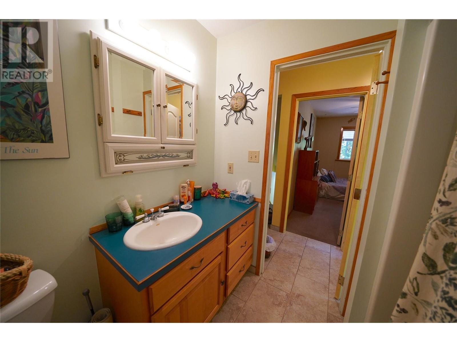 425 Alexander Road, Procter, BC - Indoor Photo Showing Bathroom