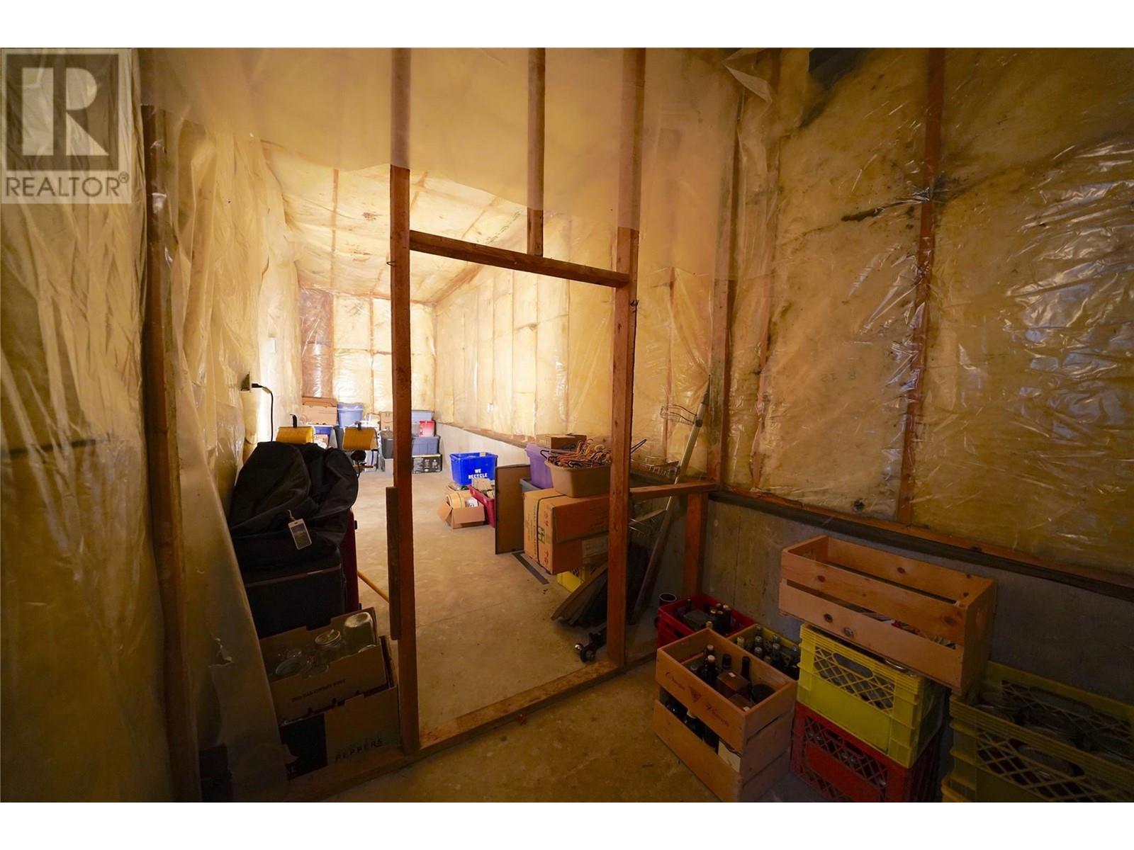 425 Alexander Road, Procter, BC - Indoor Photo Showing Other Room