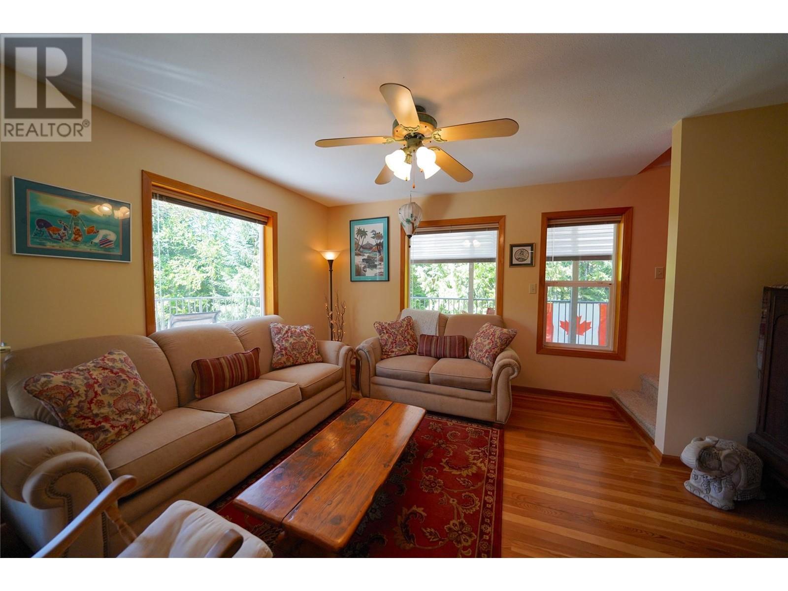 425 Alexander Road, Procter, BC - Indoor Photo Showing Living Room