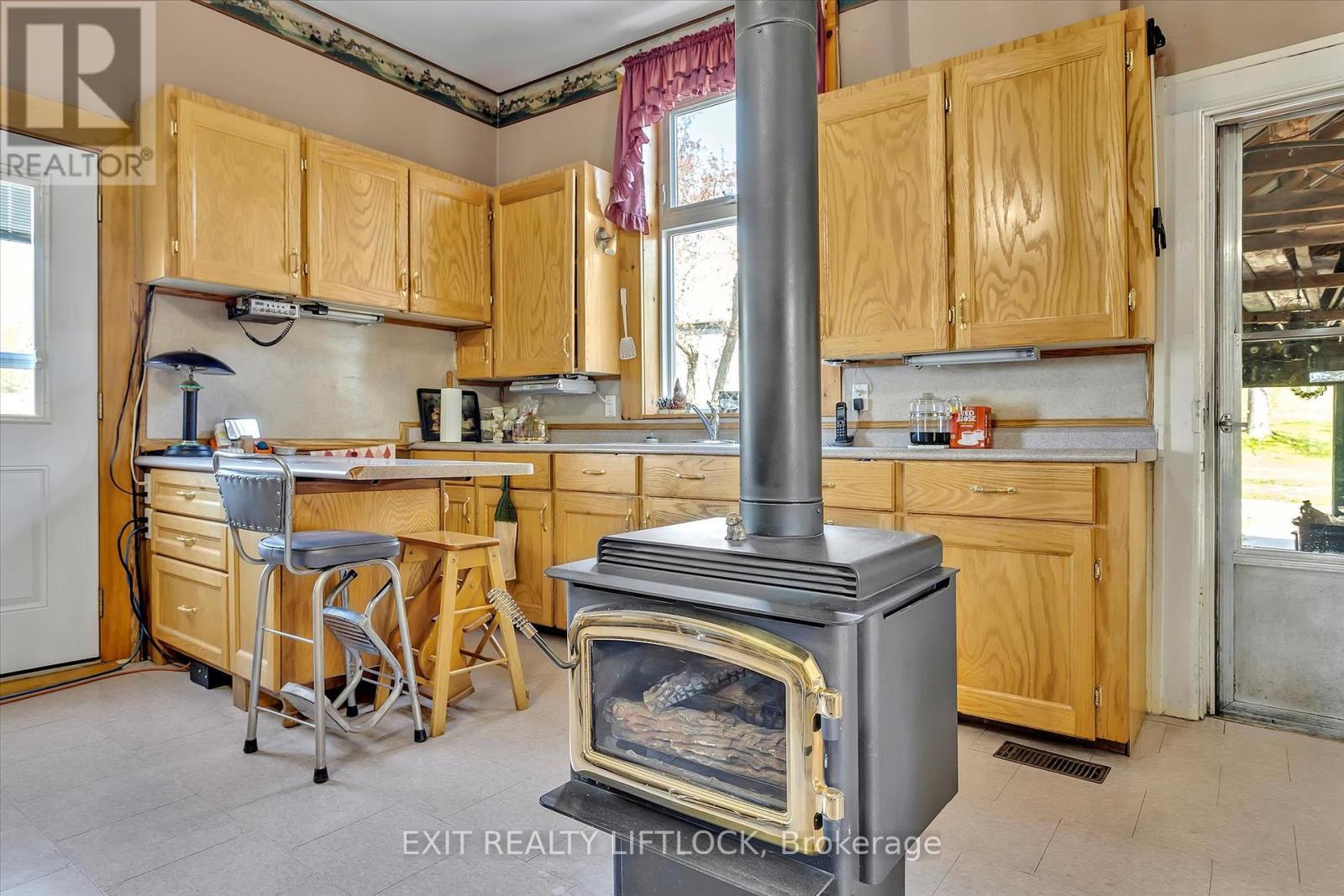 Kitchen - 404 Morton Line, Cavan Monaghan (Cavan Twp), ON