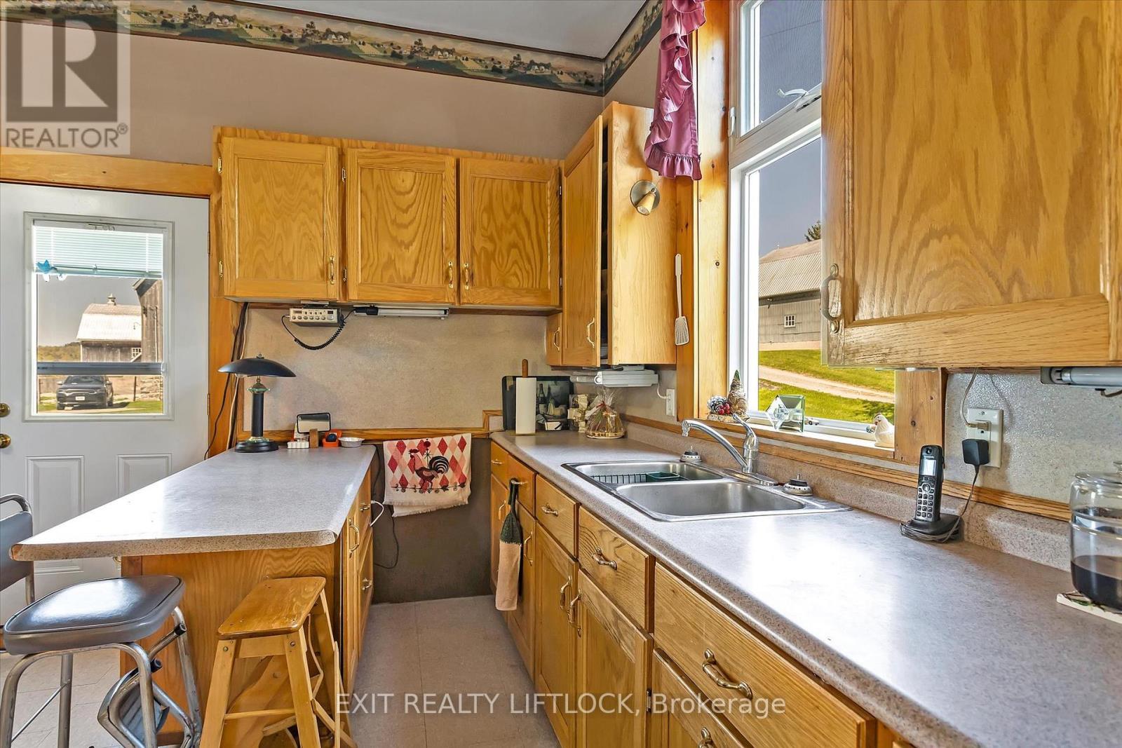 Kitchen - 404 Morton Line, Cavan Monaghan (Cavan Twp), ON